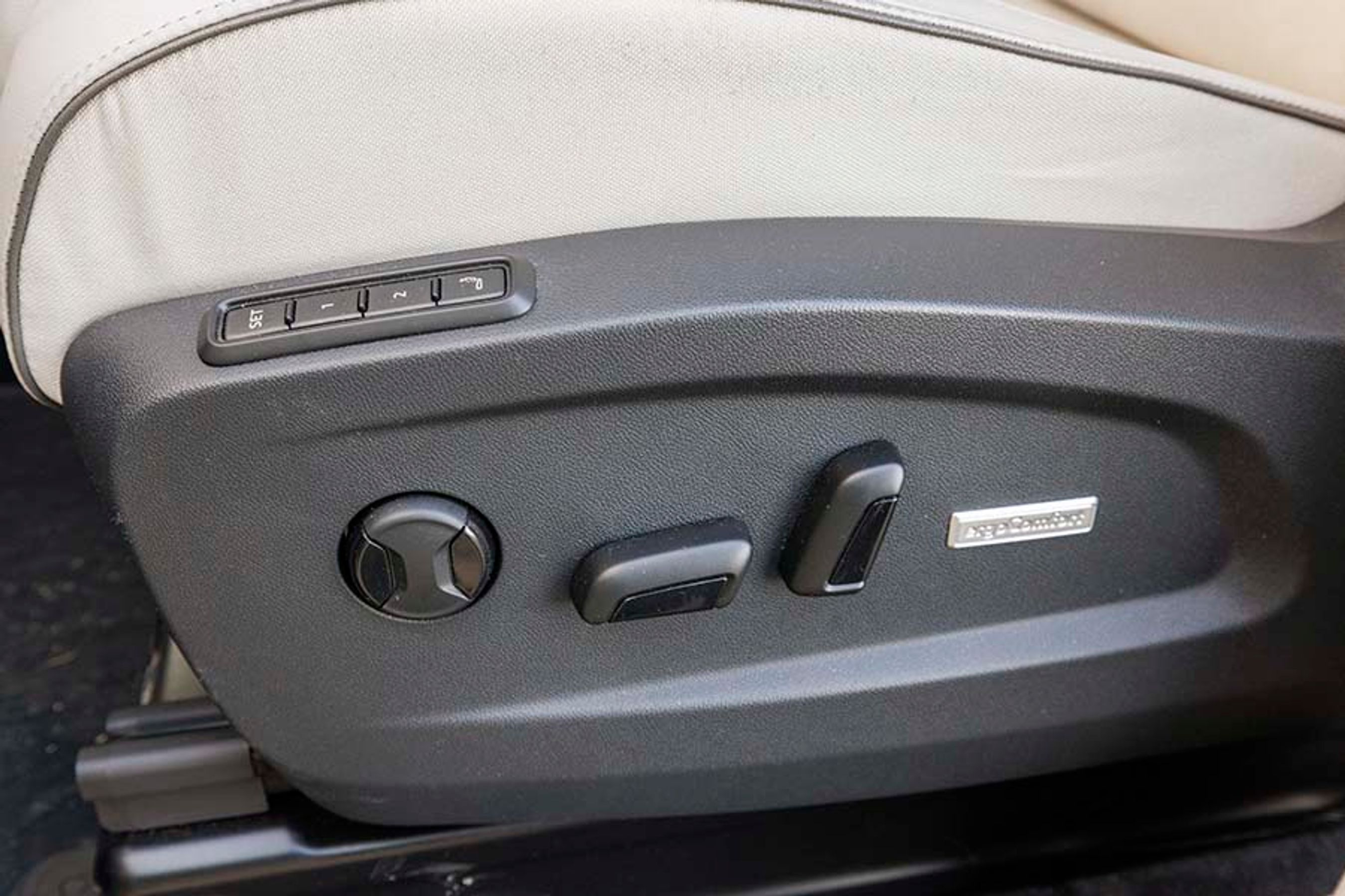 Ved forsæderne sidder man højt, og man har en god touring-fornemmelse med en buslignende køreposition. I denne udgave er sæderne eljusterbare, og der er indbygget massage i begge sider.