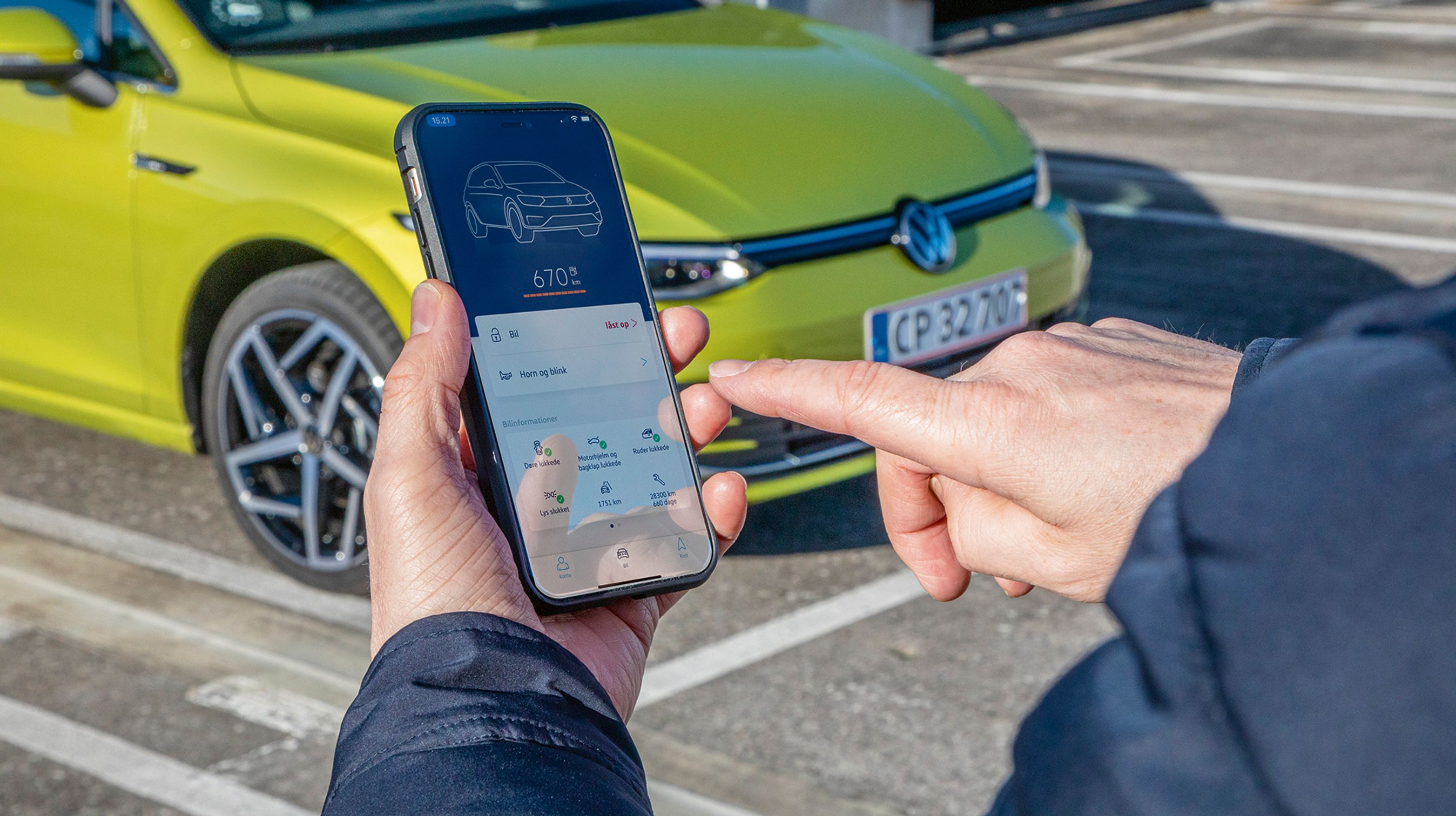 Man kan hente en app til sin mobil, så man kan kommunikere med bilen. Døre kan låses, og man kan se, hvor bilen befinder sig.