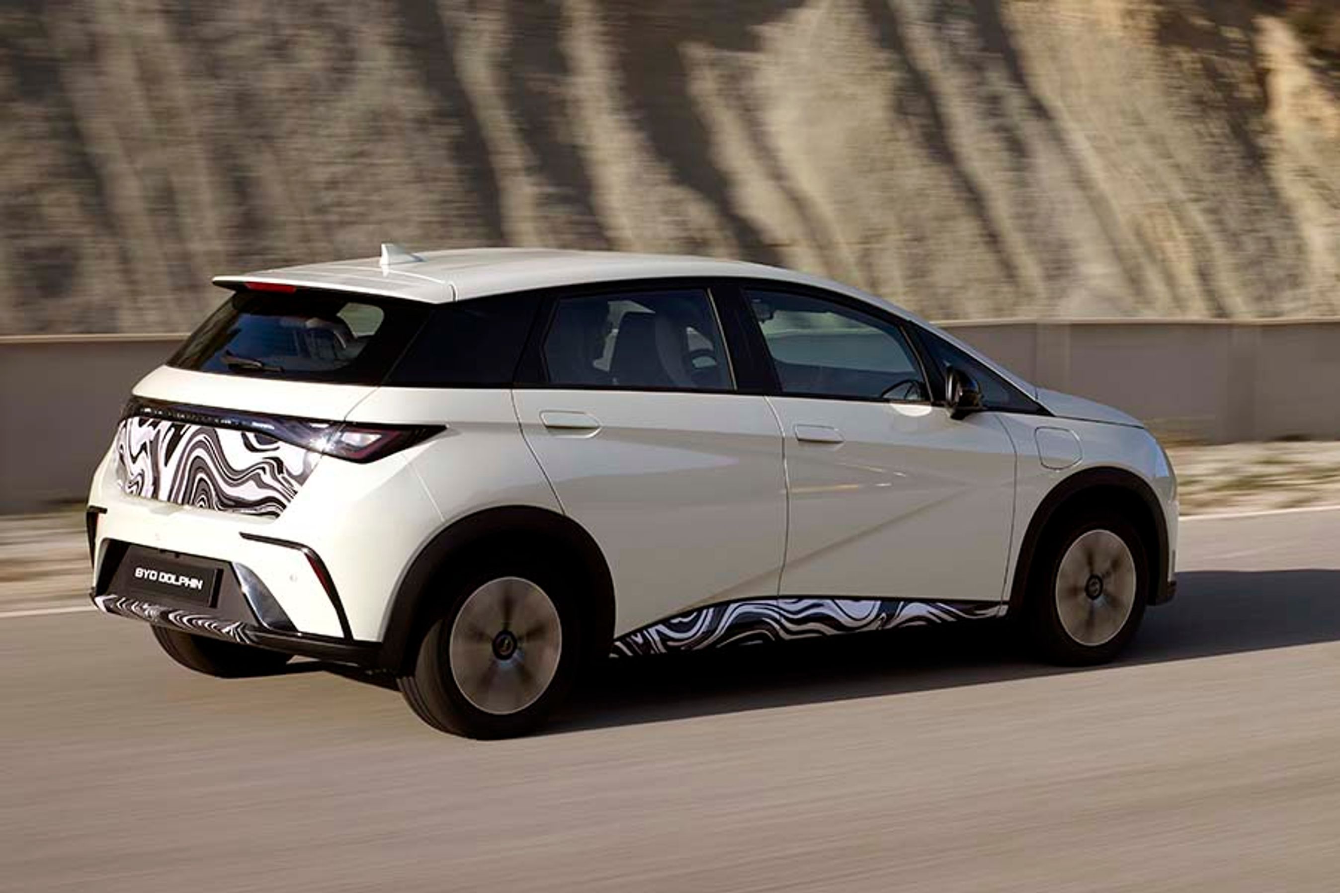 Designet af BYD Dolphin er nydeligt med et tydeligt rudeareal hele vejen rundt. Bagklappen er tophængslet. Bilerne er ikke endelige produktionsbiler – derfor maskeringen.