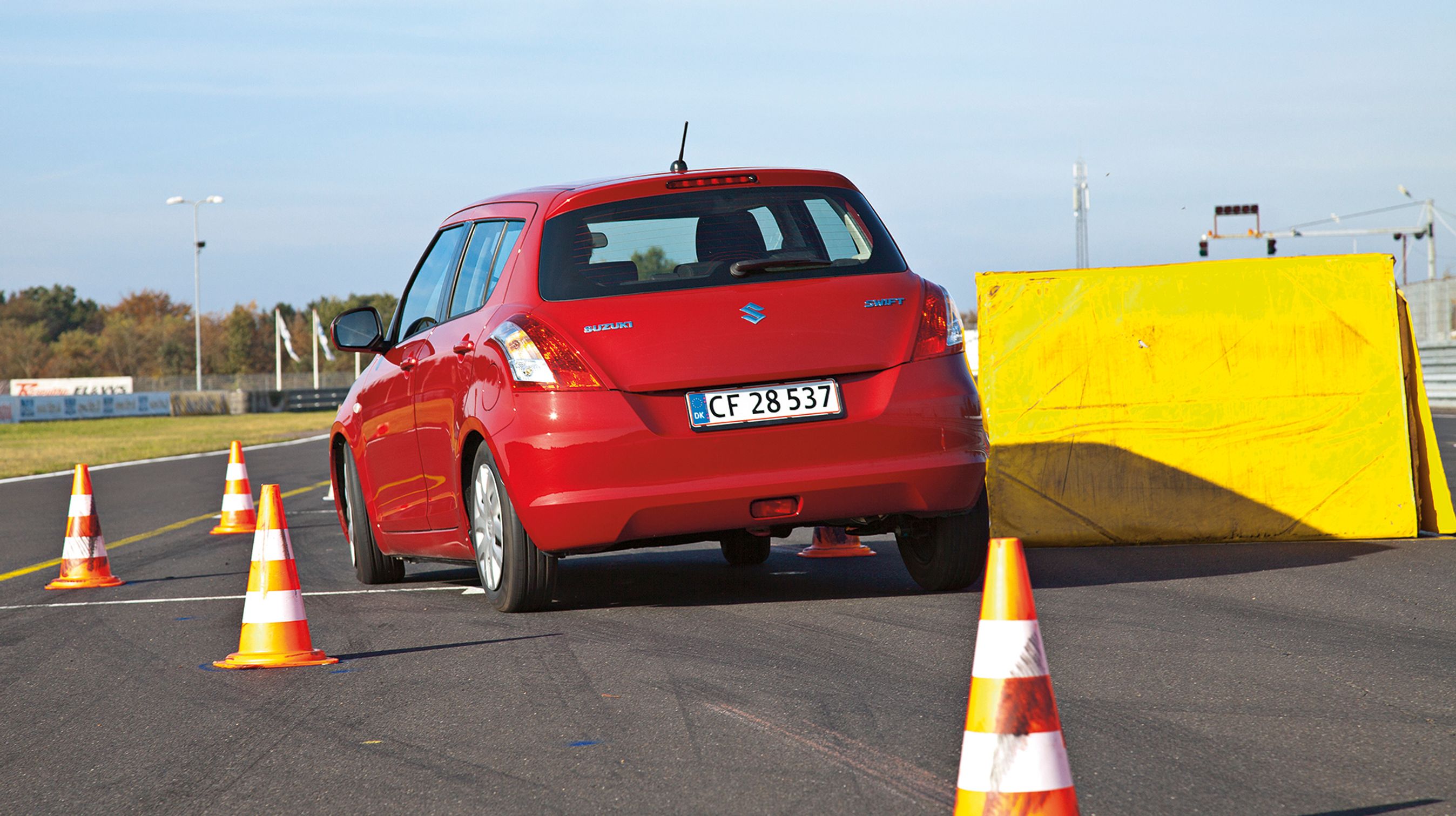 Vi tog Swift med en tur rundt på FDM Jyllandsringen. Her er bilen på hjemmebane, og det er en fornøjelse at mærke, hvordan bilen tackler selv de mest udfordrende manøvrer.