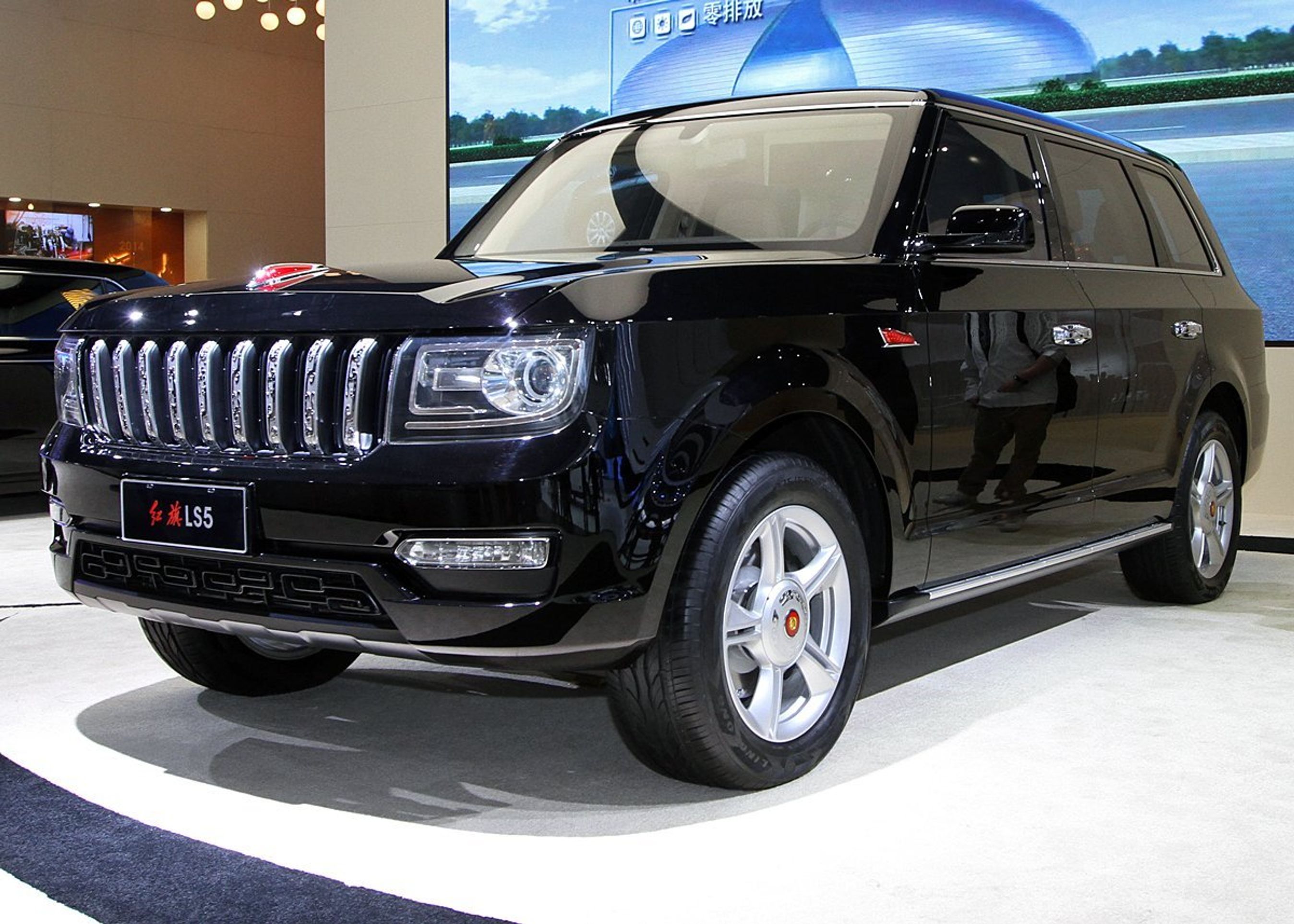 Grill'en på LS5 virker en anelse inspireret af Jeeps ditto.