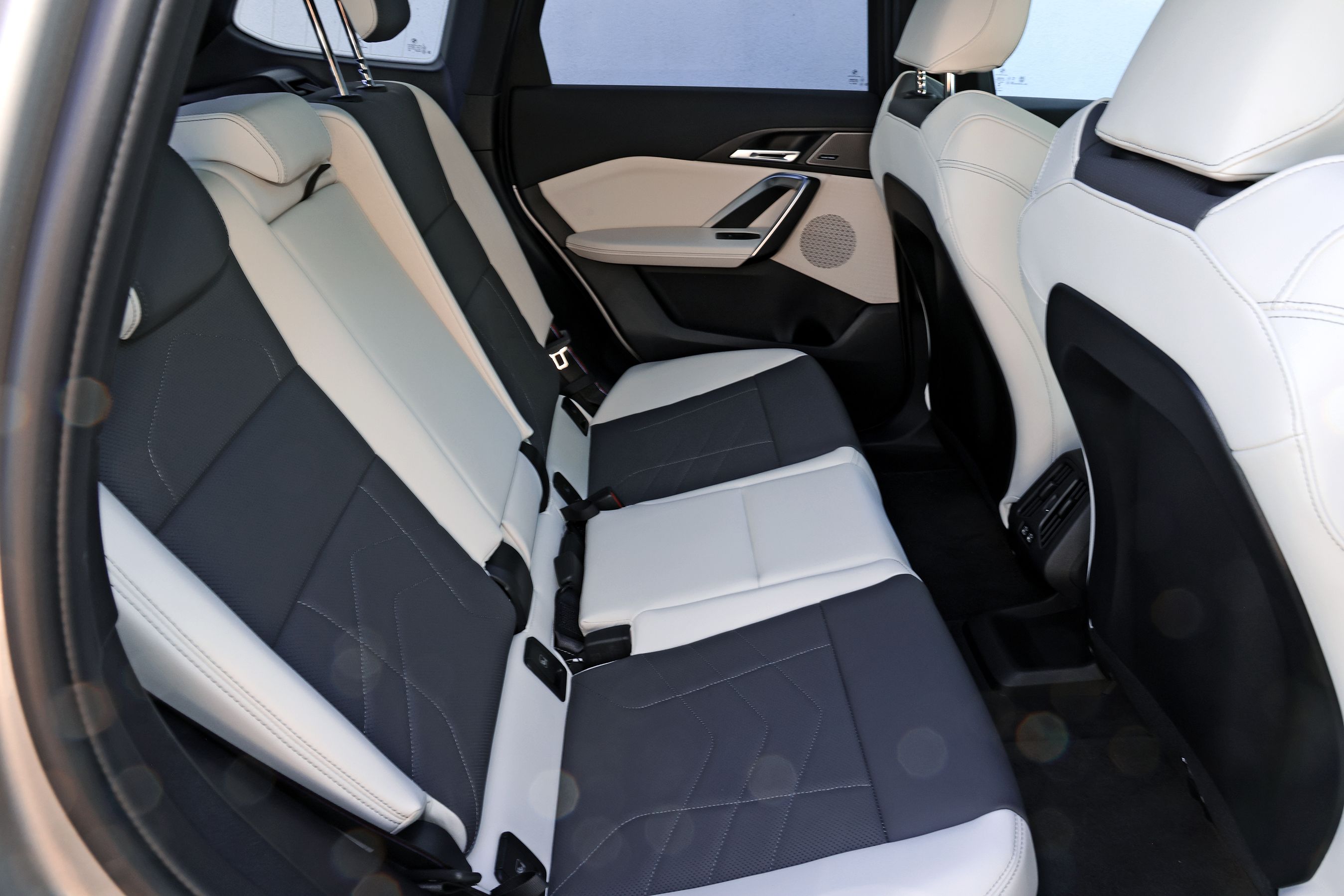 Bagsædet i den faceliftede BMW iX1 eDrive 20 Supercharged fra 2026. 