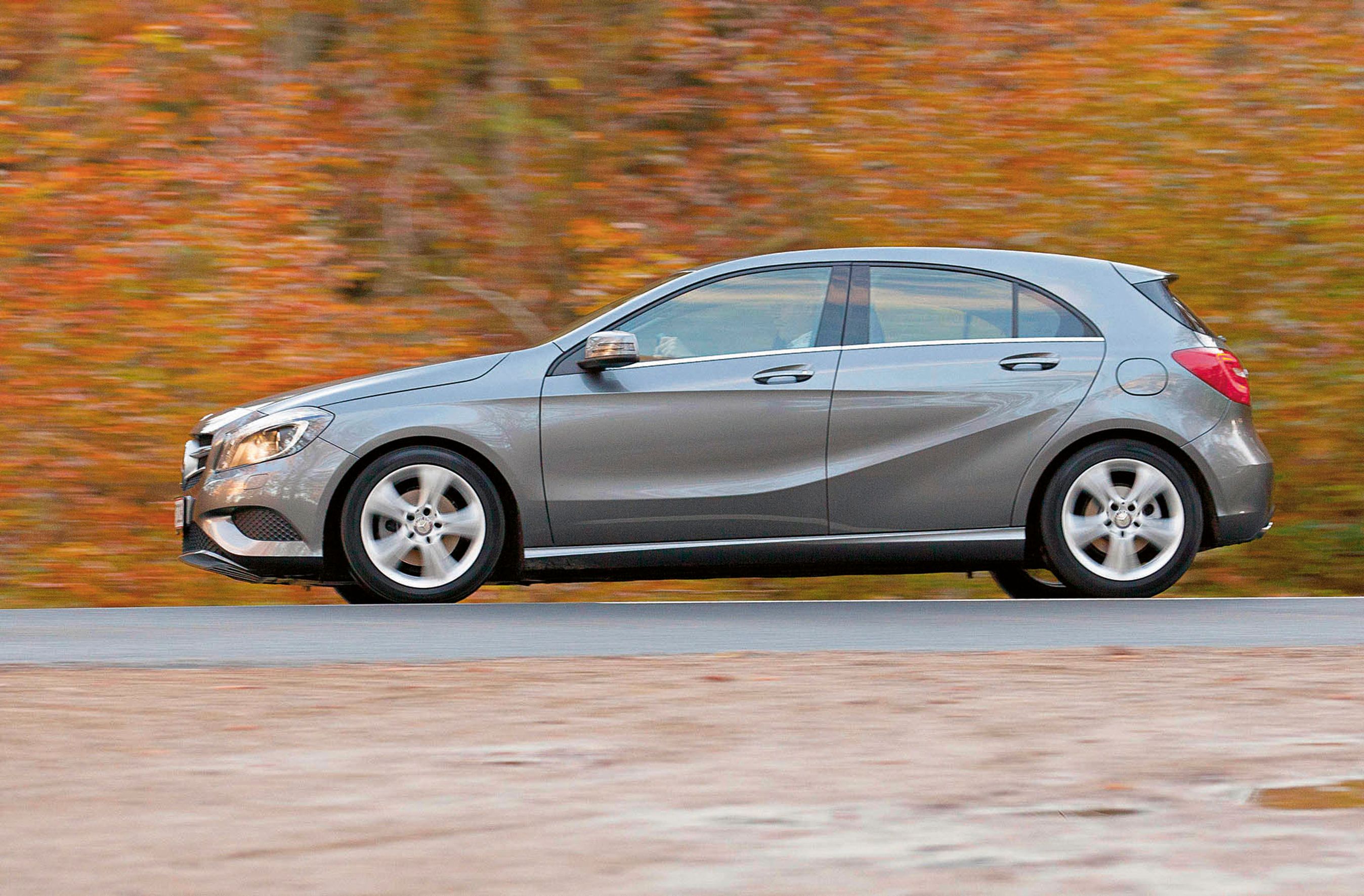 Mercedes A-klassen findes kun i én udstyrsvariant. Udstyr købes i „løs vægt”, og næsten alt fås. Det gør det let at skabe en bil efter sit eget hjerte og pengepung – det sidste skal man være opmærksom på, for man kan let hæve bilens pris voldsomt blot ved at tilkøbe lækkert ekstraudstyr.