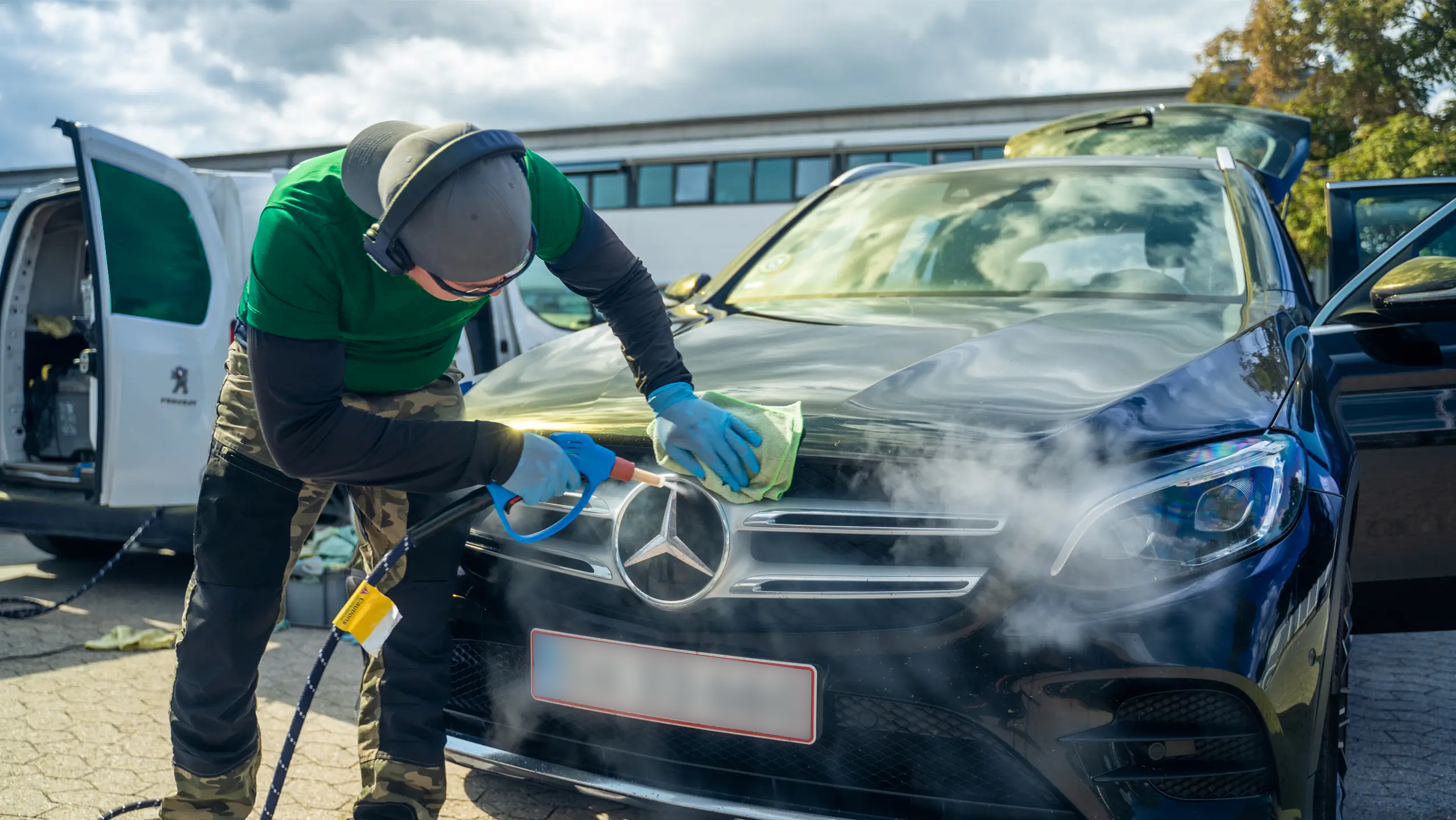 Steamgreen renser bilens front med avanceret dampfunktion