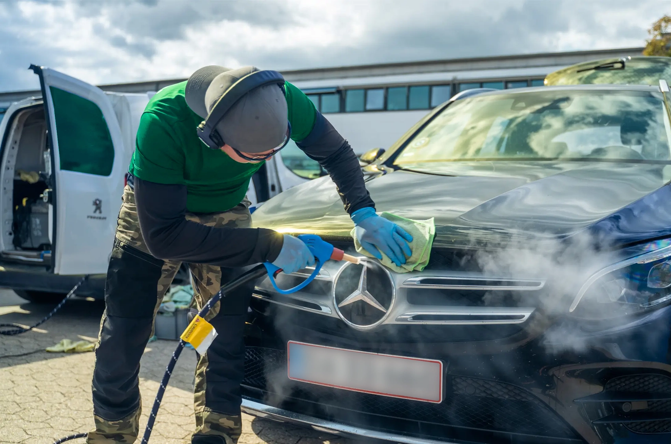 Steamgreen renser bilens front med avanceret dampfunktion