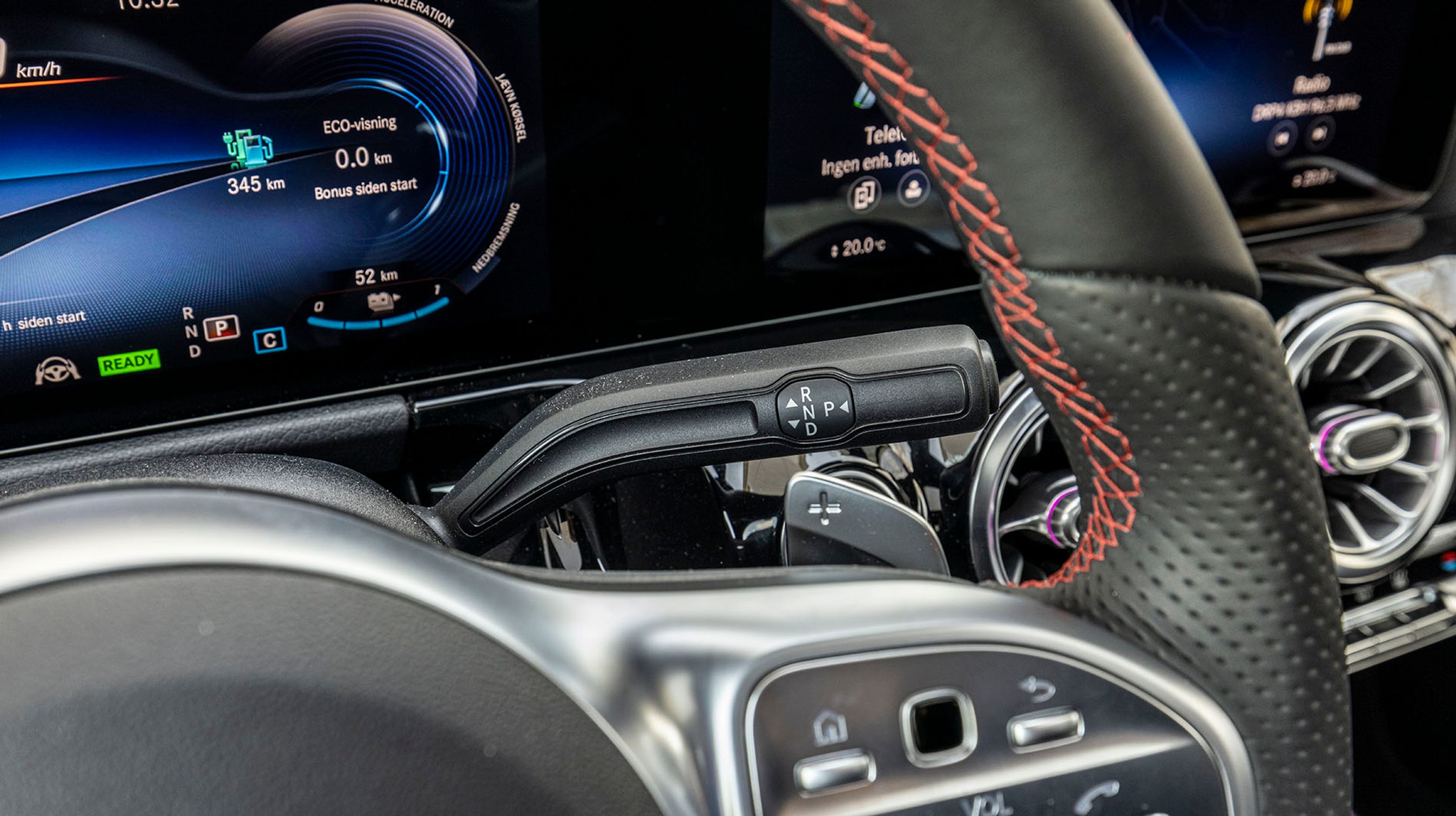 I GLA er gearvælgeren placeret ved rattet. Det fungerer rigtig godt i hverdagen.