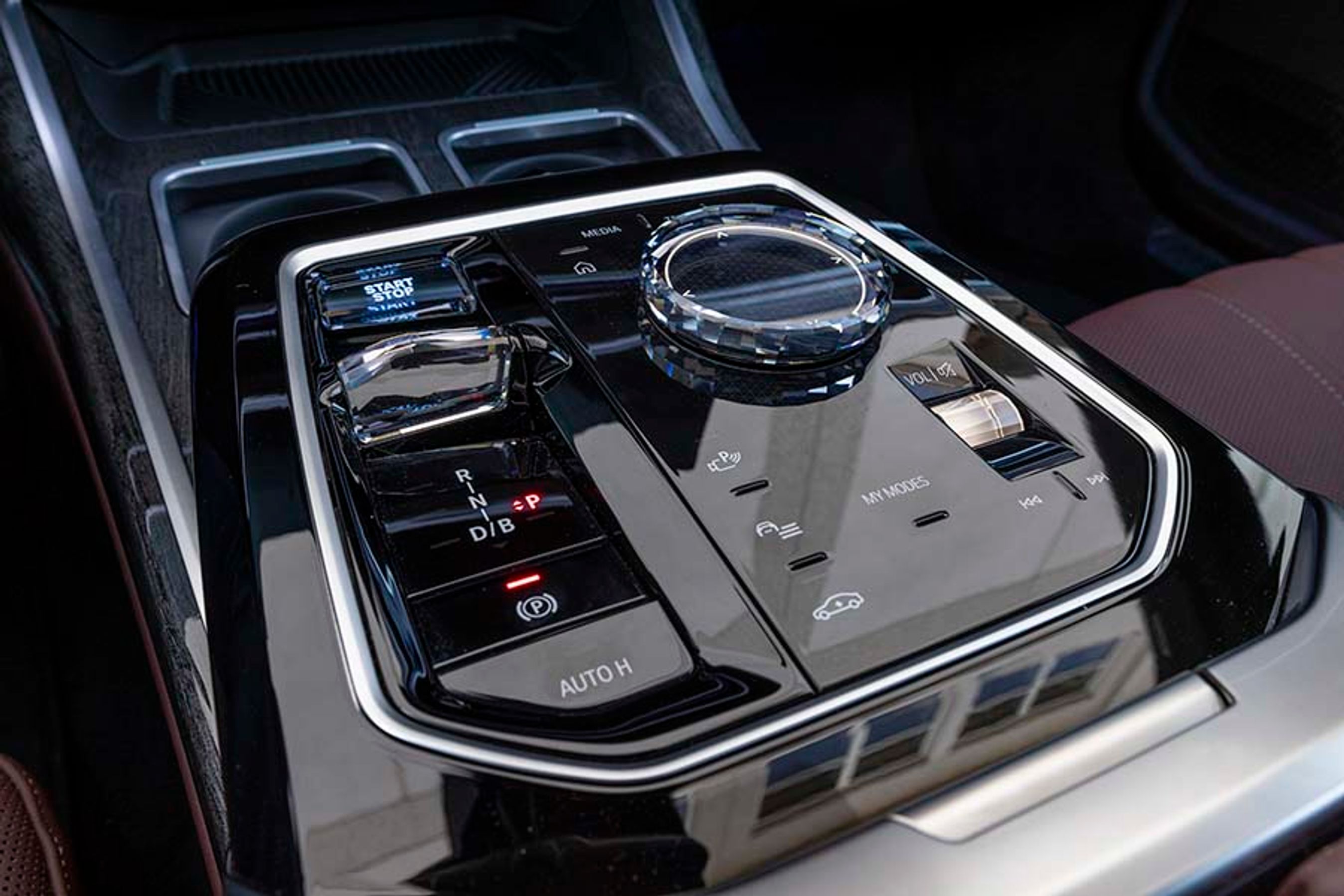 Vippekontakten til venstre er gearvælgeren, og glas-drejehjulet bruges til at betjene infotainmentsystemet. Det er lidt nyrigt i udtrykket. Her kunne det være fedt med et mere klassisk design.