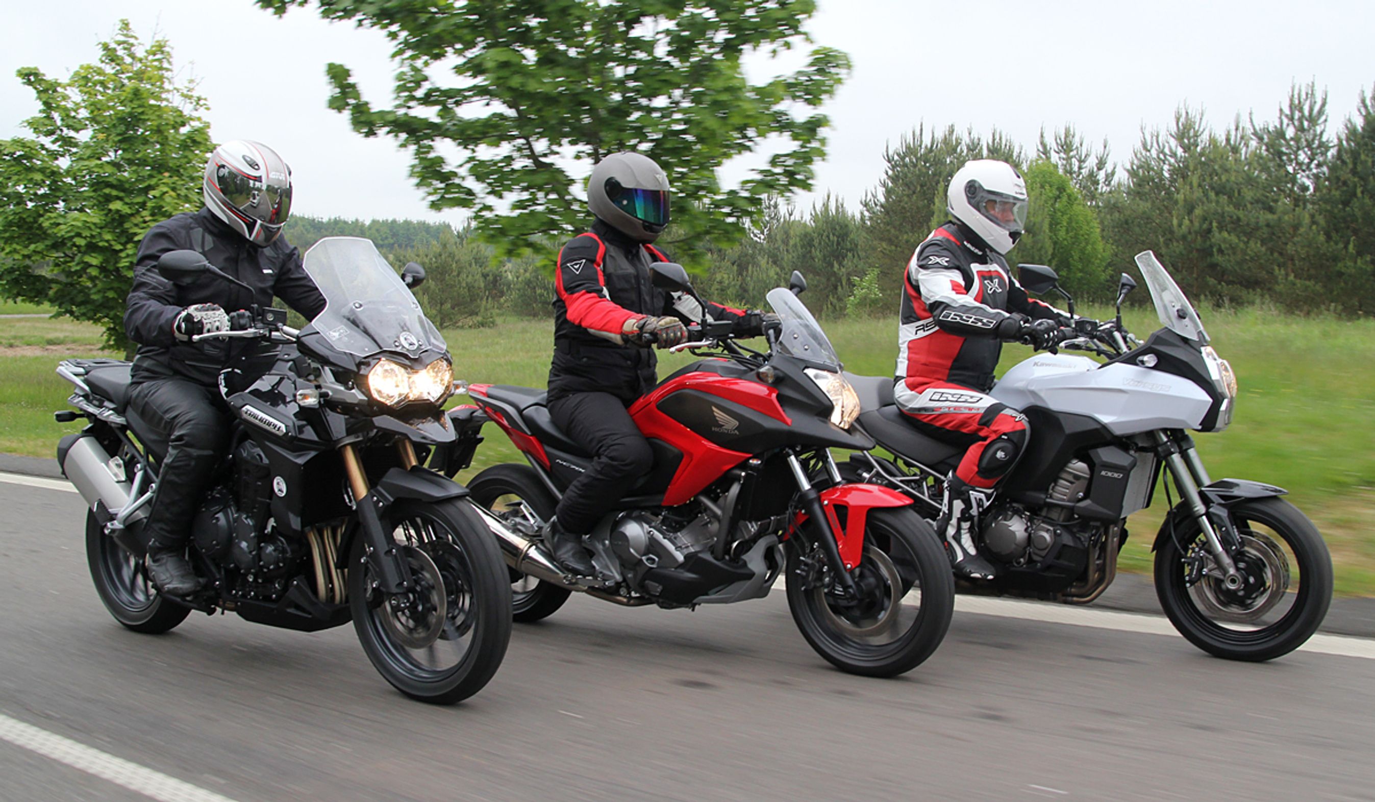 De tre finalister: fra venstre Honda NC 700 XAD, Triumph Tiger Explorer og Kawasaki Versys 1000.