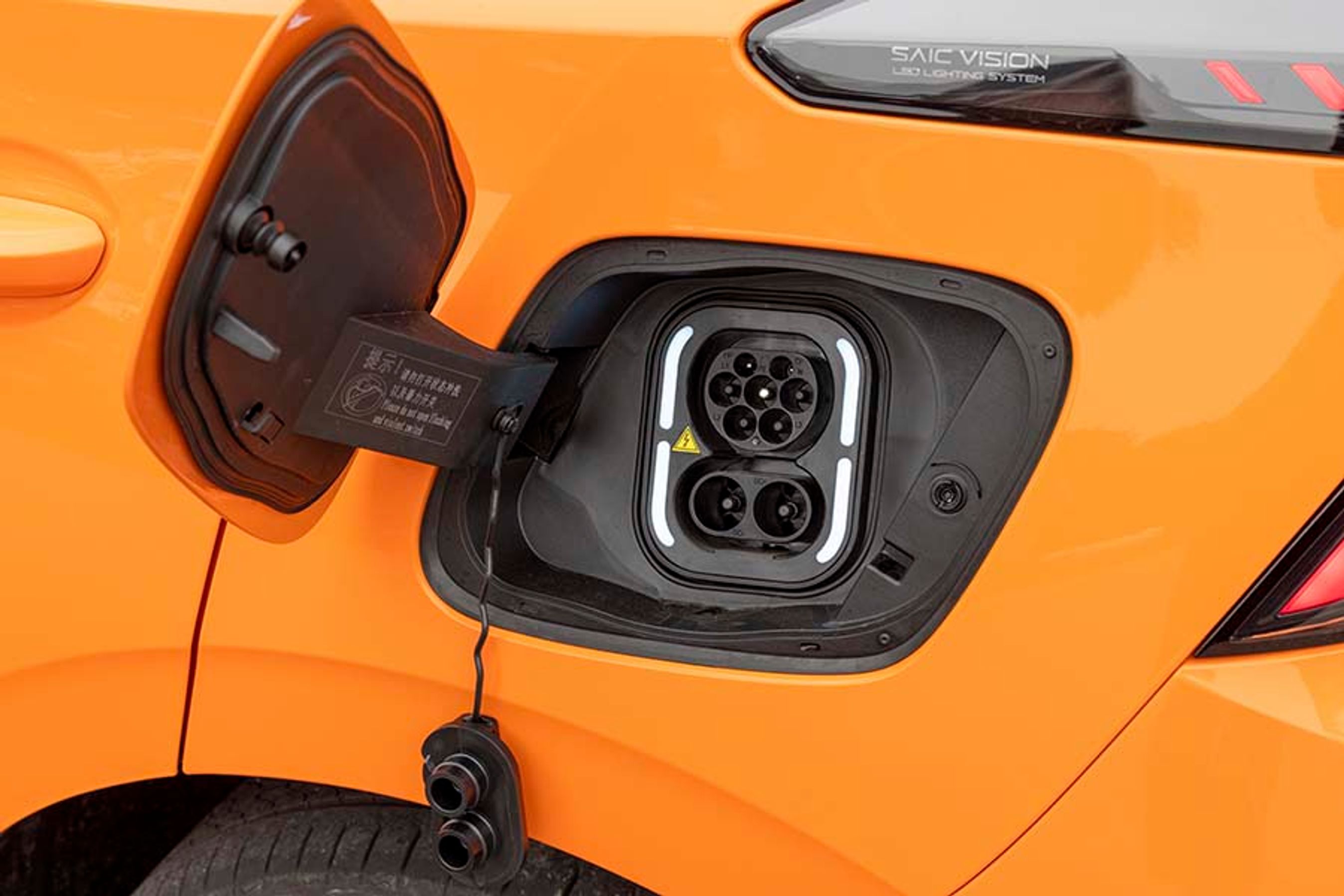 Ved venstre baghjul finder man ladestikket. Der er mulighed for at lade med 11 kW hjemme med en AC-lader og op til 135 kW med en DC-lader, når man er på farten.