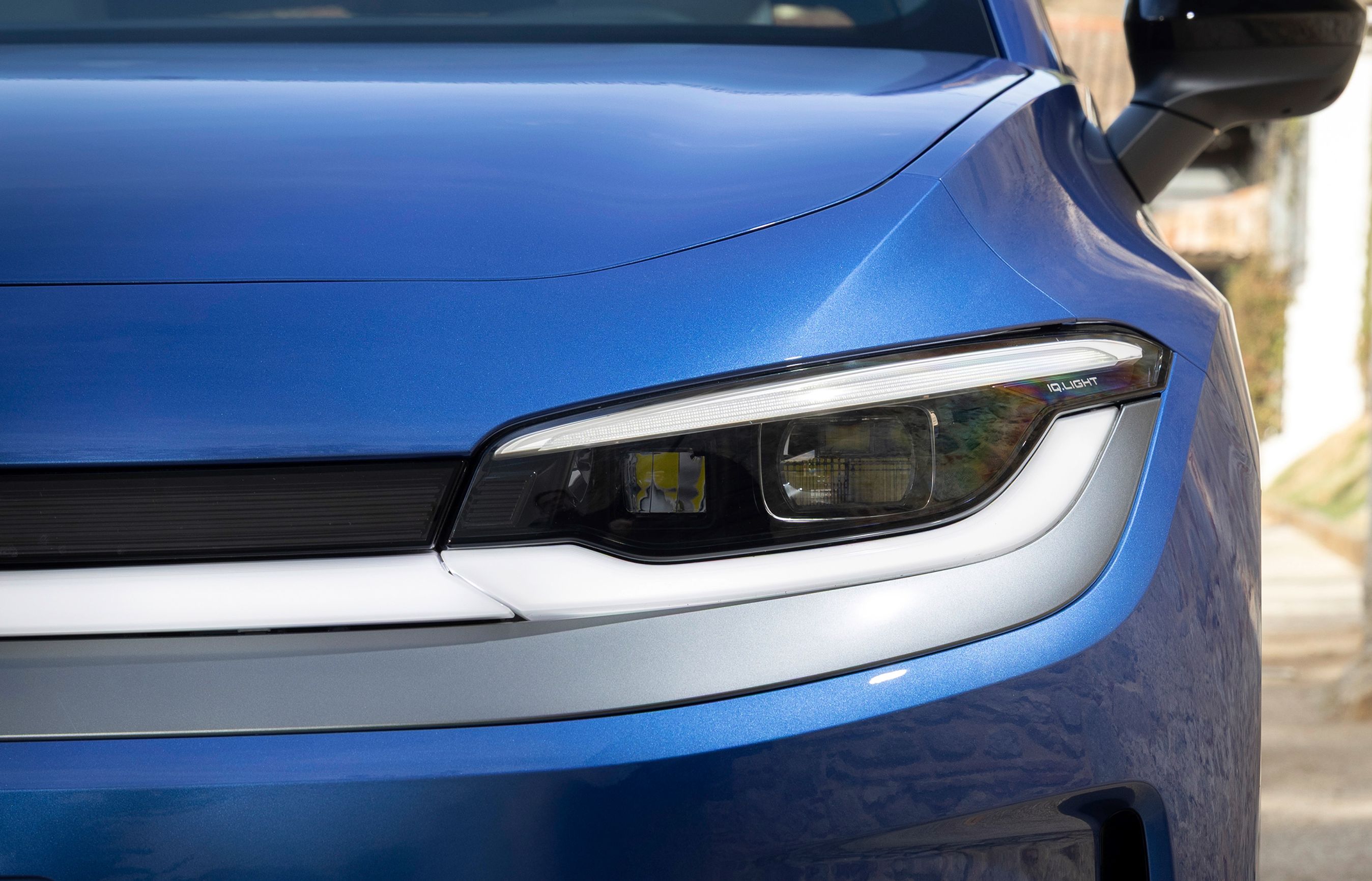 Forlygte og forlygtebånd på blå ID. Polo.