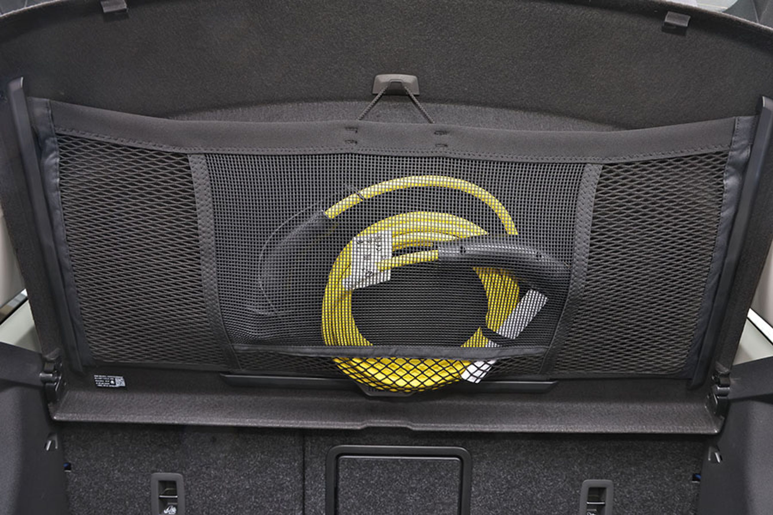 Under hattehylden er der et net (ekstraudstyr), der kan rumme ladekablet. Det er en smart løsning, når nu bilen ikke har en frunk fortil.