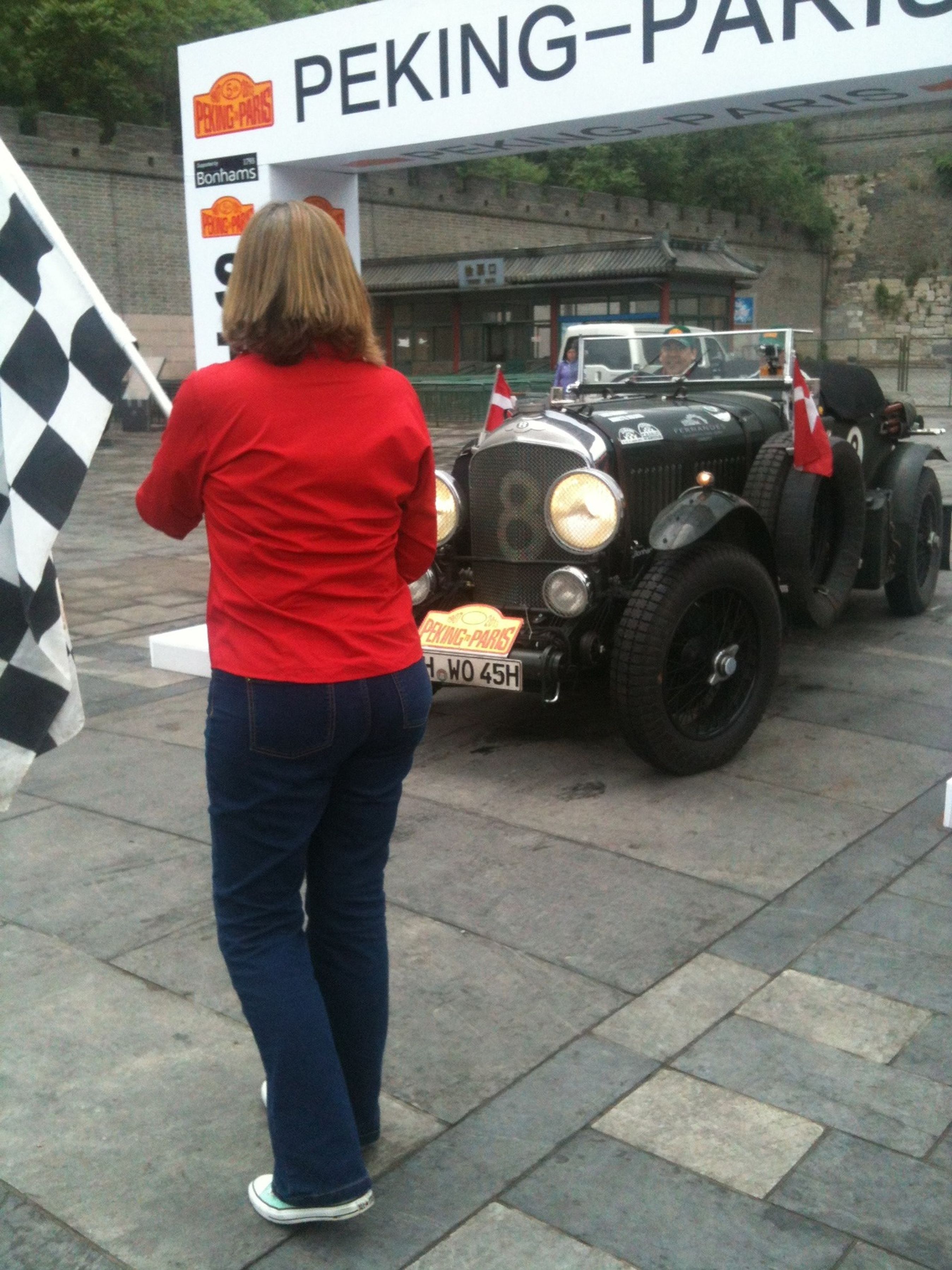 Lars og Annette Rolner ved starten på Peking-Paris, bemærk de har fået startnummer 8, det kan du bruge til at følge dem på den officielle side.