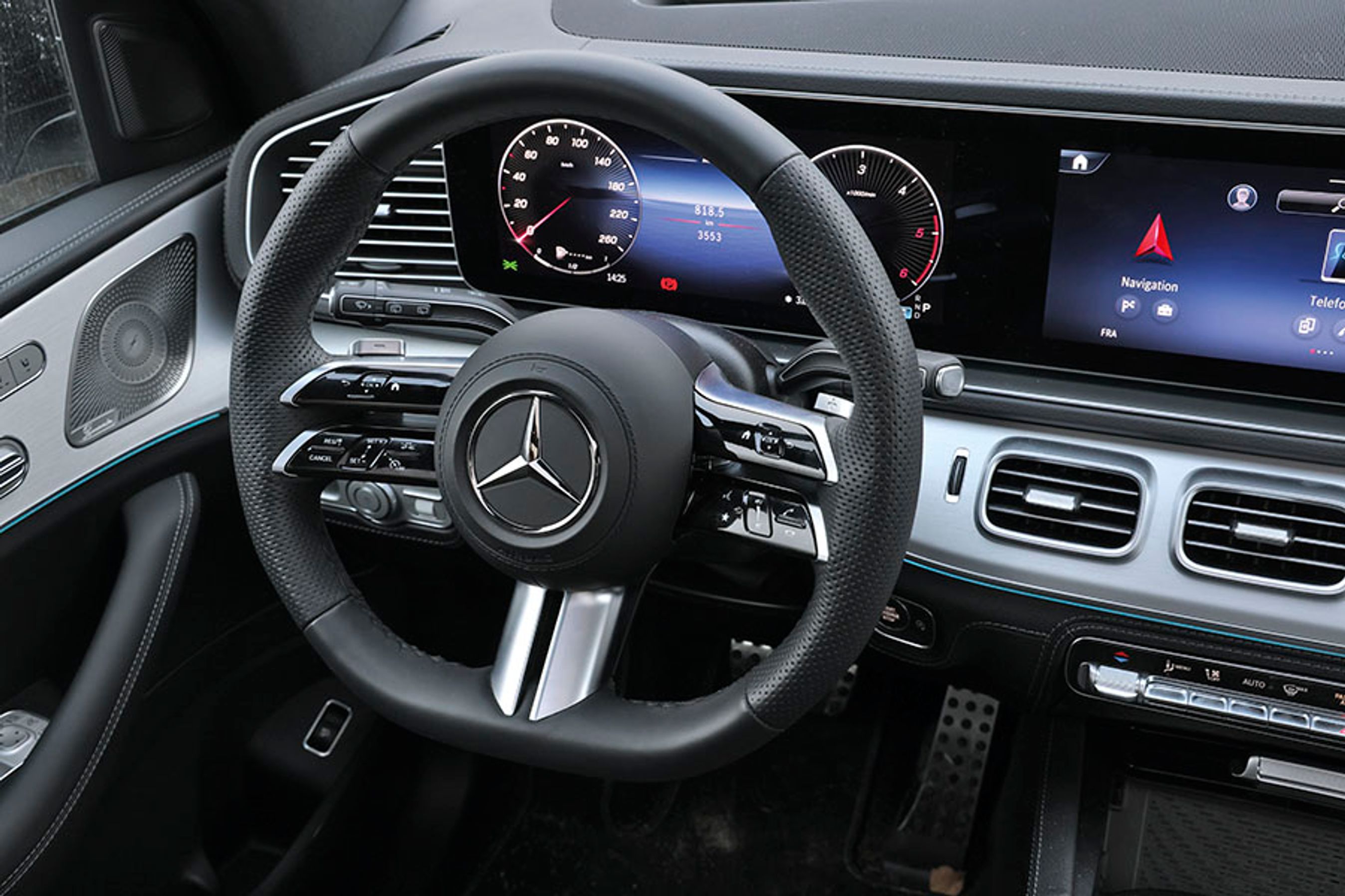 Fra rattet styres bl.a. den adaptive fartpilot, men de trykfølsomme knapper kan godt kræve lidt tilvænning og er ikke helt så entydige i deres funktioner, som man kunne ønske sig.