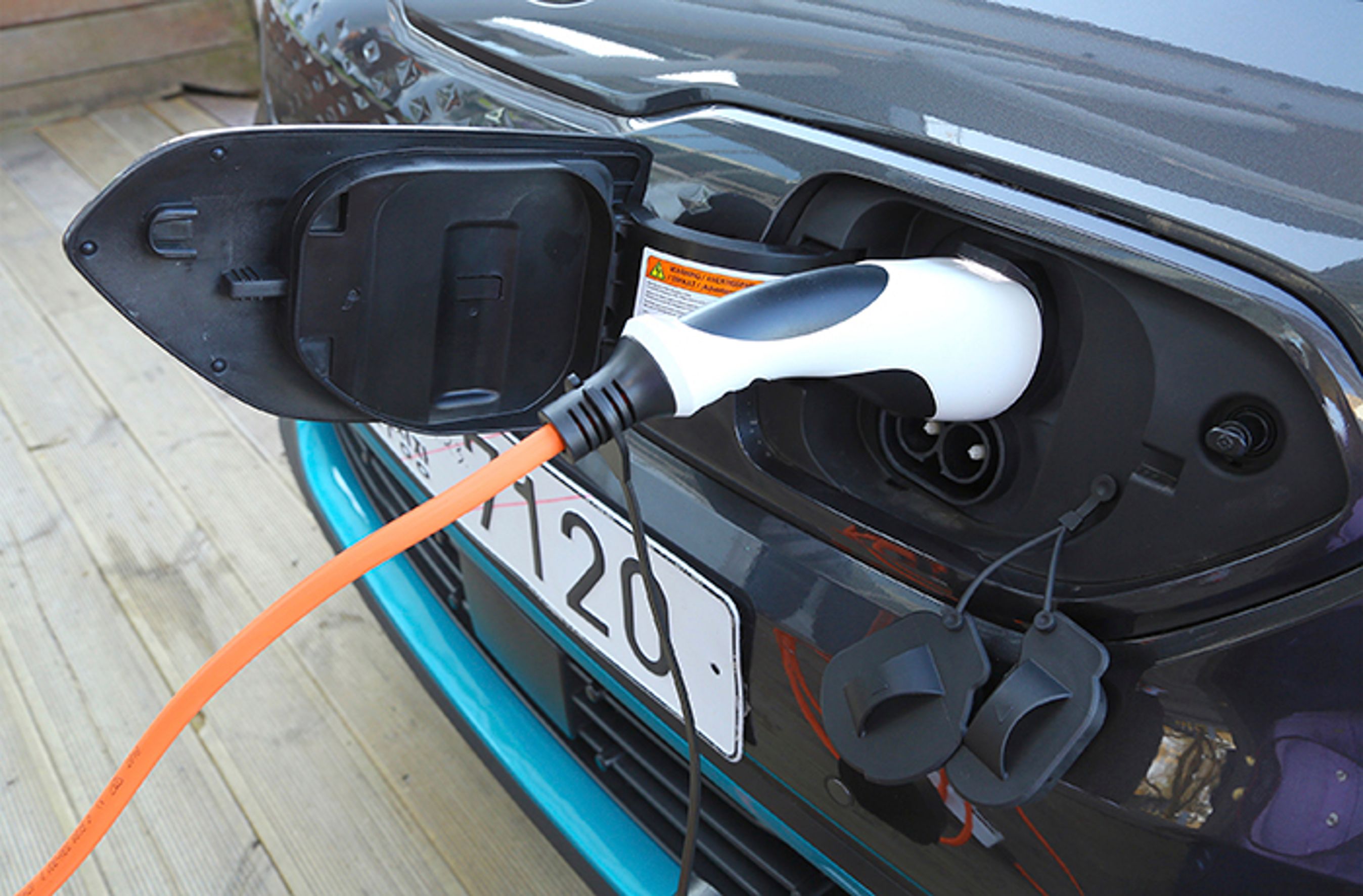 Ladestikket er placeret foran. Stikket er type 2 Combo og kan lades med op til 100 kW ved en hurtiglader. Den indbyggede lader tillader en ladehastighed op til 7,2 kW.