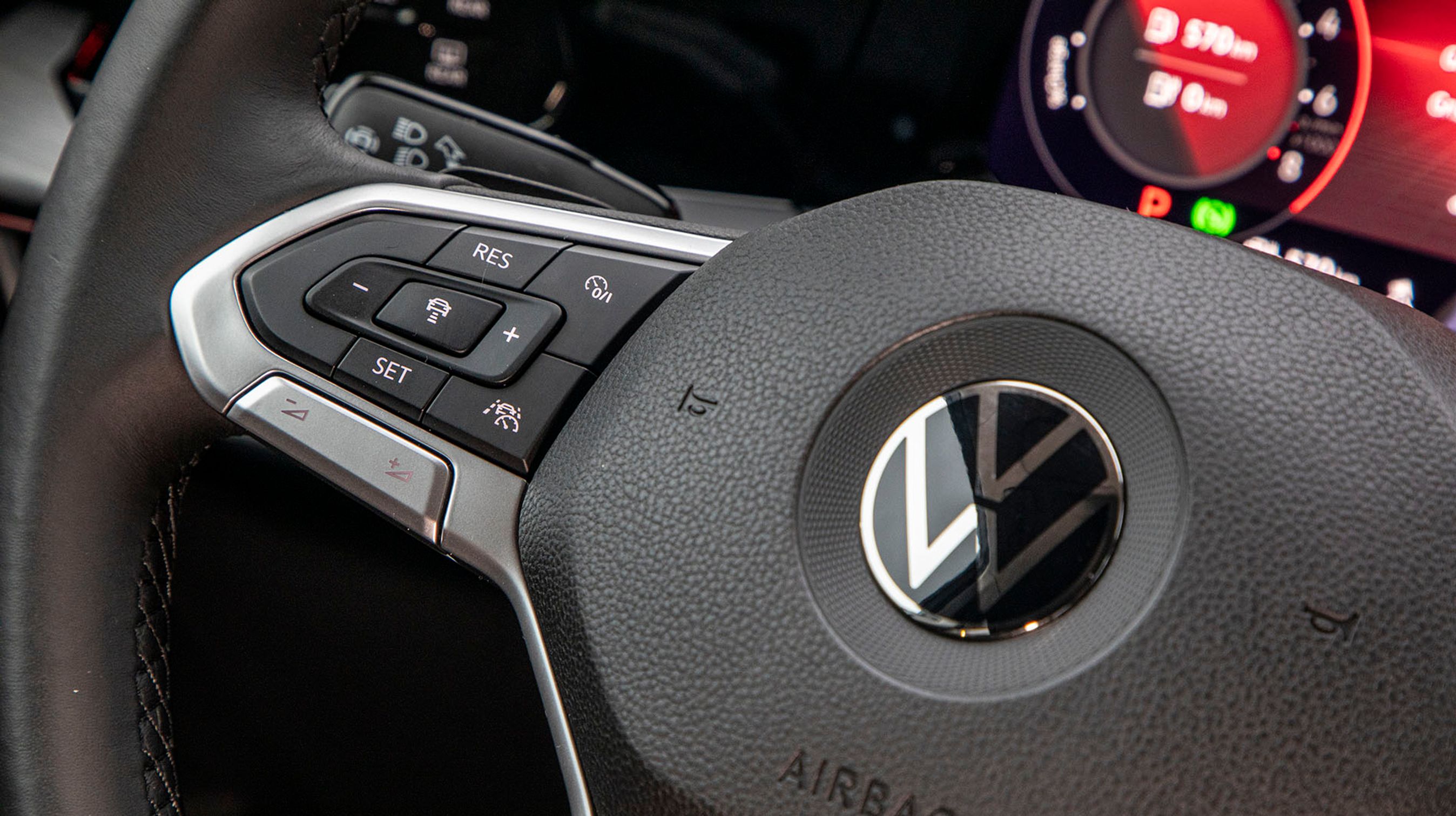 Fartpiloten er adaptiv, så bilen selv holder en sikker afstand til bilen foran. Det fungerer godt i trafik, knapperne på rattet er i ikke blankt plastik og lette at betjene under kørslen, fordi de føles forskellige. 