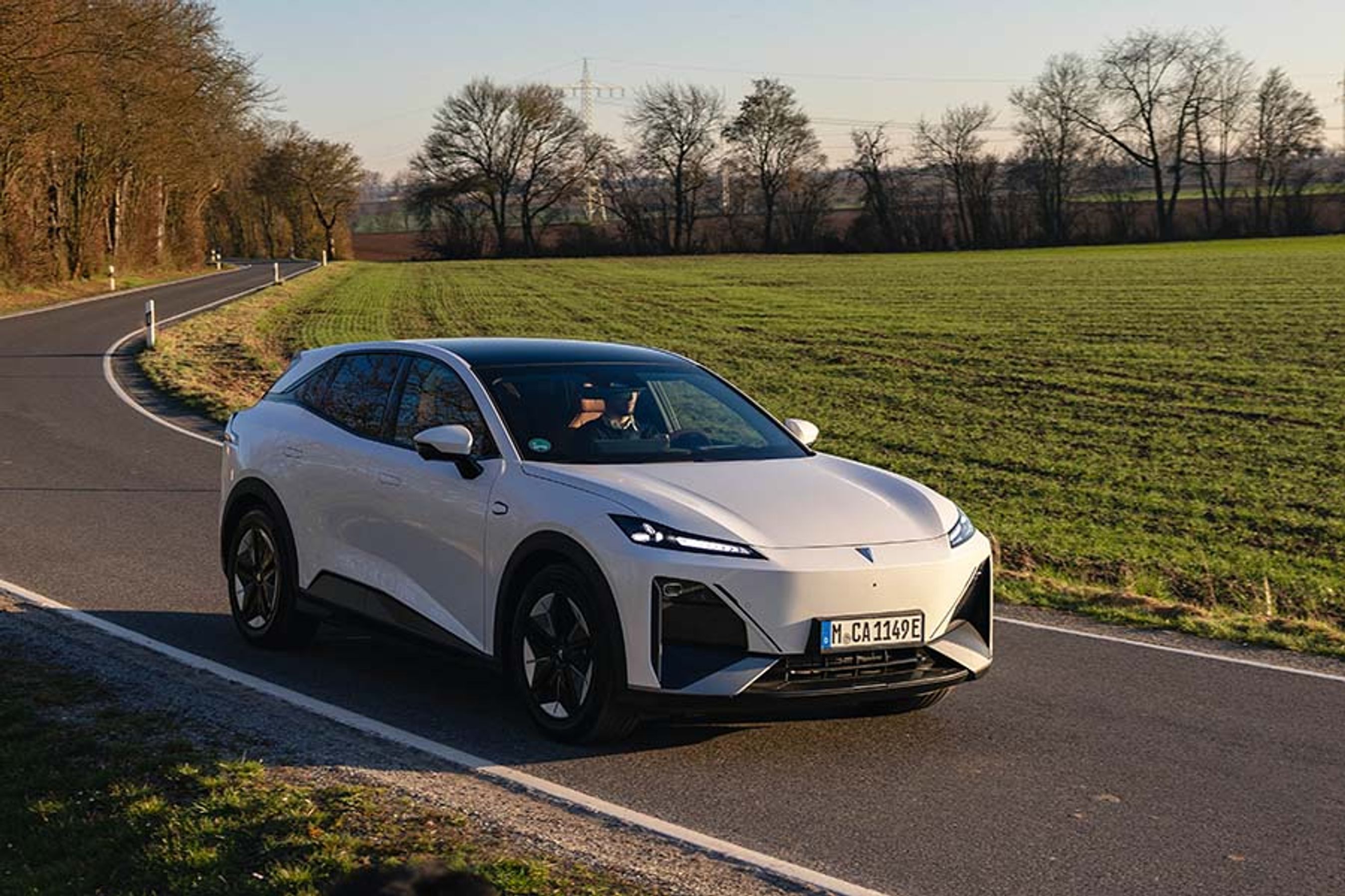 Deepal S07 kører på vej ved marker