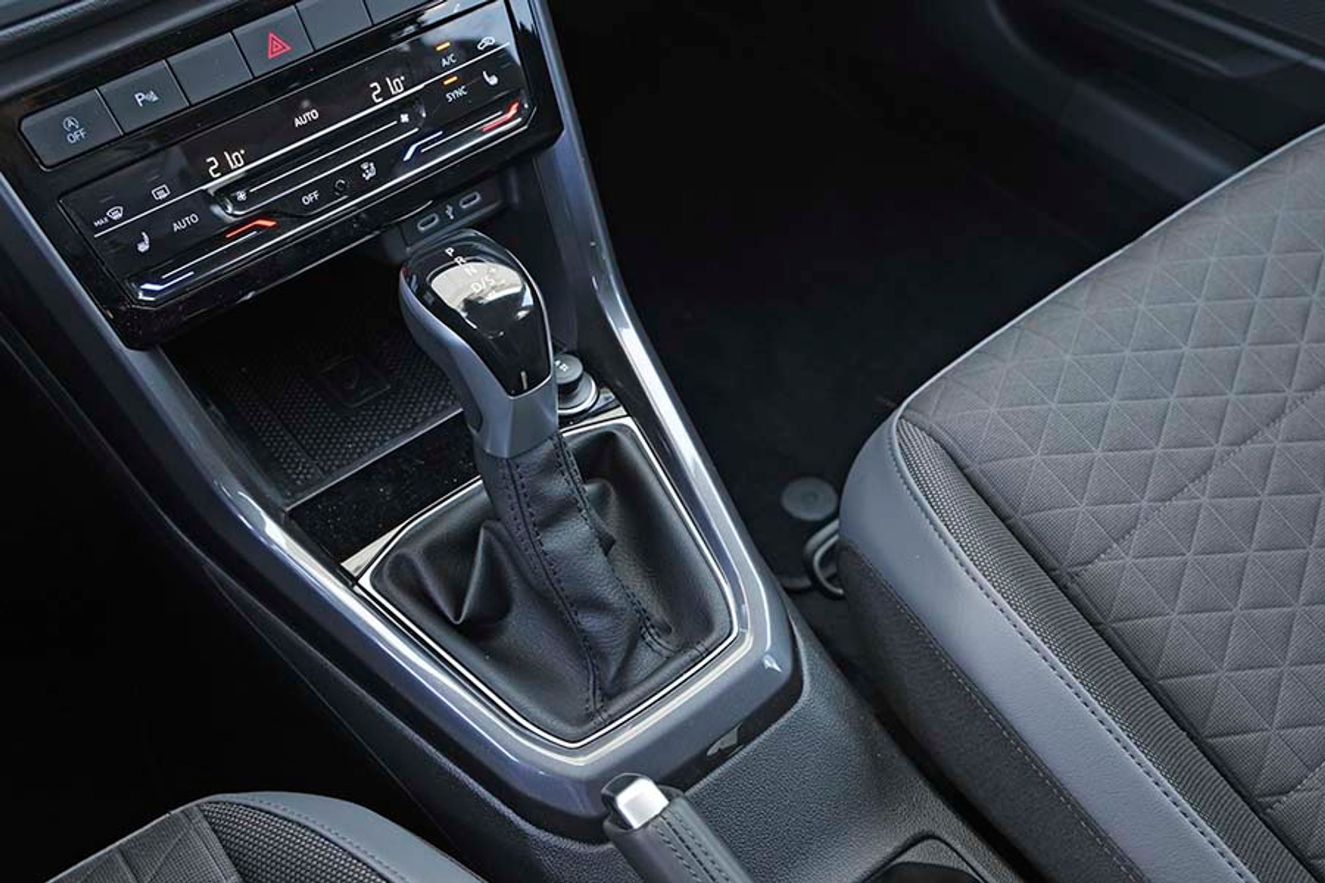 På mange punkter følger T-Cross med teknisk set. Blandt andet med de trykbaserede justeringer af temperaturen, men gearvælgeren er af den gamle skole. Det virker oldnordisk, når man har prøvet VW’s løsning på elbilerne. 