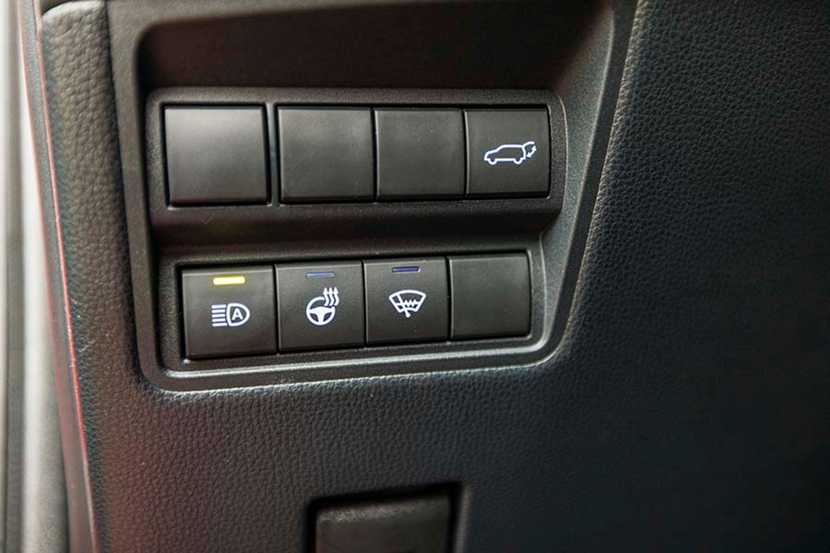 Her har Toyota samlet de knapper, som de ikke lige kunne finde plads til andre steder. Aktivering af elbagklap, ratvarme, automatisk op/nedblænding og forrudevarme. En knap-skraldespand. 