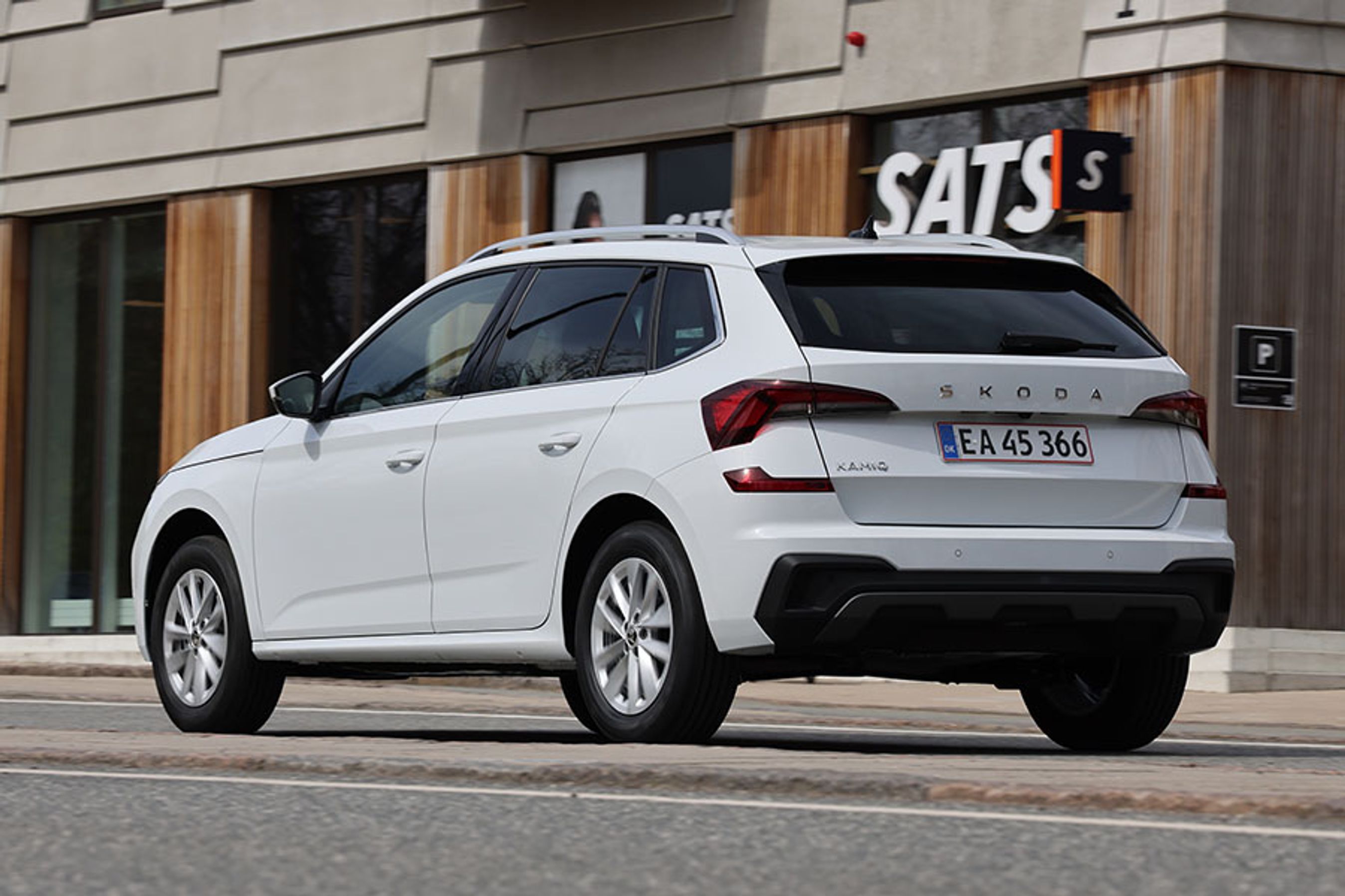 En hvid Skoda Kamiq set bagfra