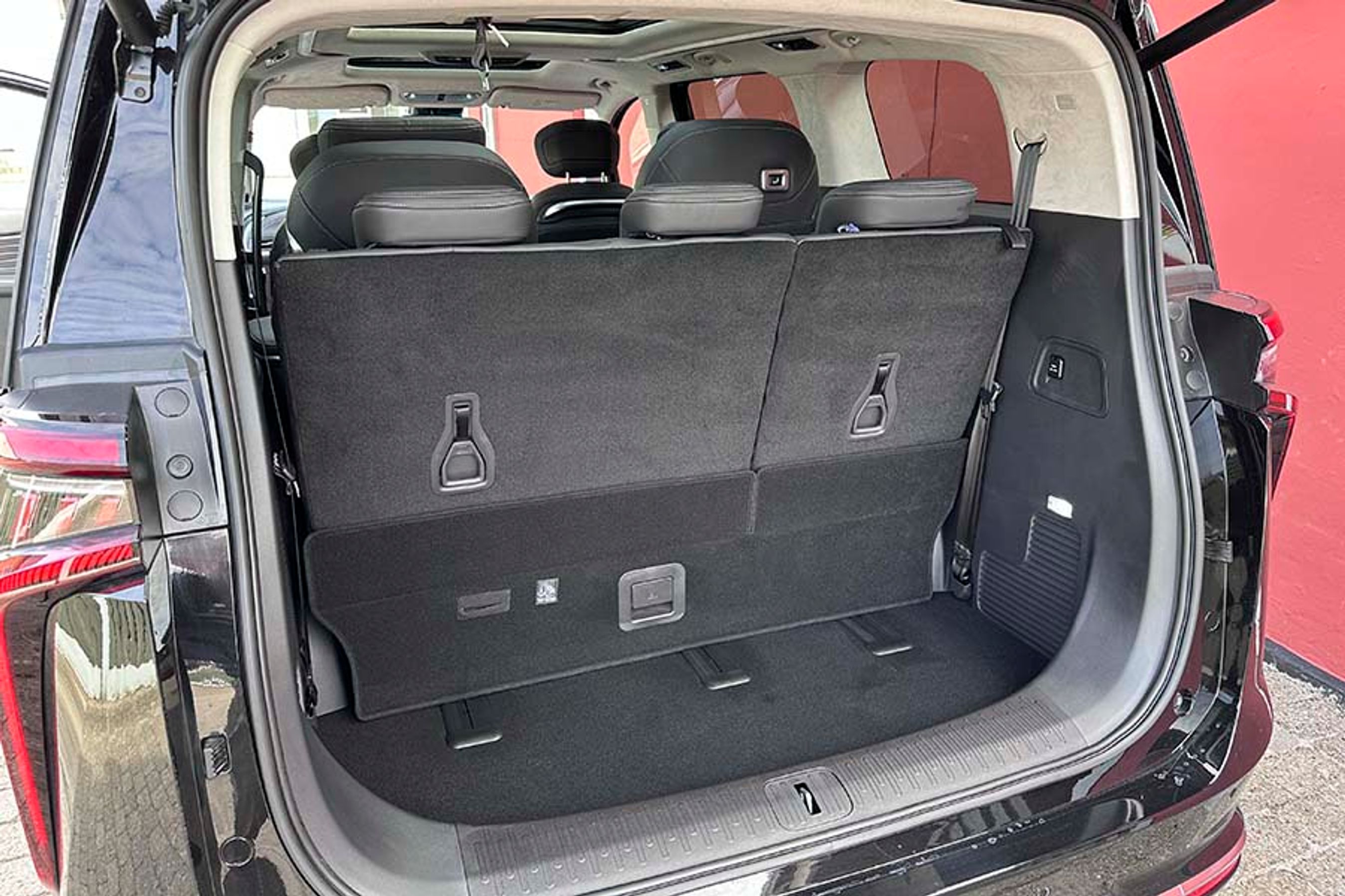 Er alle tre sæderækker i brug, er det resterende bagagerum ikke stort. Men man kan skubbe sæderne på række tre frem og tilbage, og de kan lægges ned enkeltvis. Bagklappen er elbetjent, men åbner ikke særlig højt.