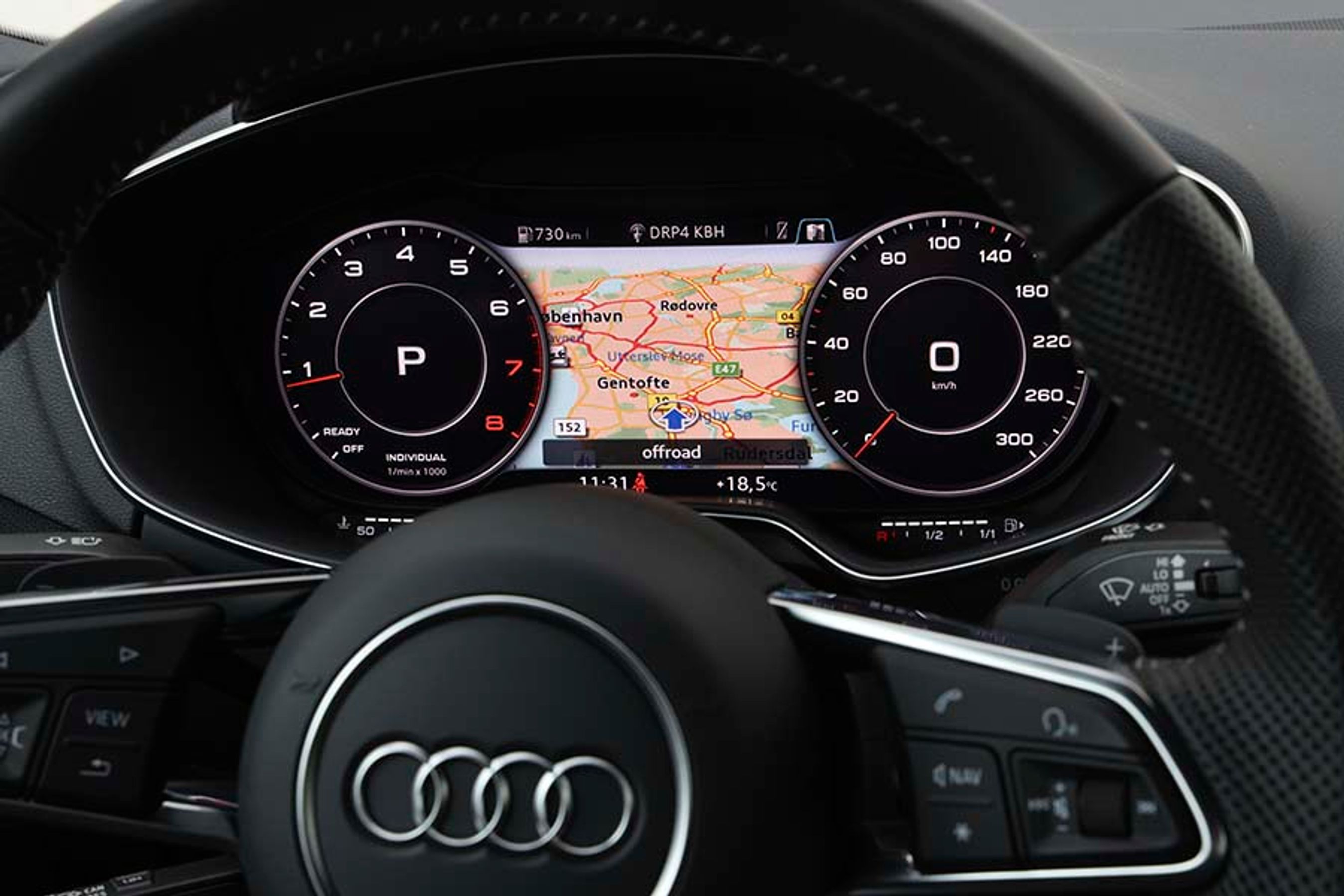 Den eneste skærm i bilen er til instrumenterne, men her er også navigation samt betjening af bilens mediefunktioner. Skærmen er naturligvis ikke trykfølsom og er heller ikke så intuitiv at betjene.