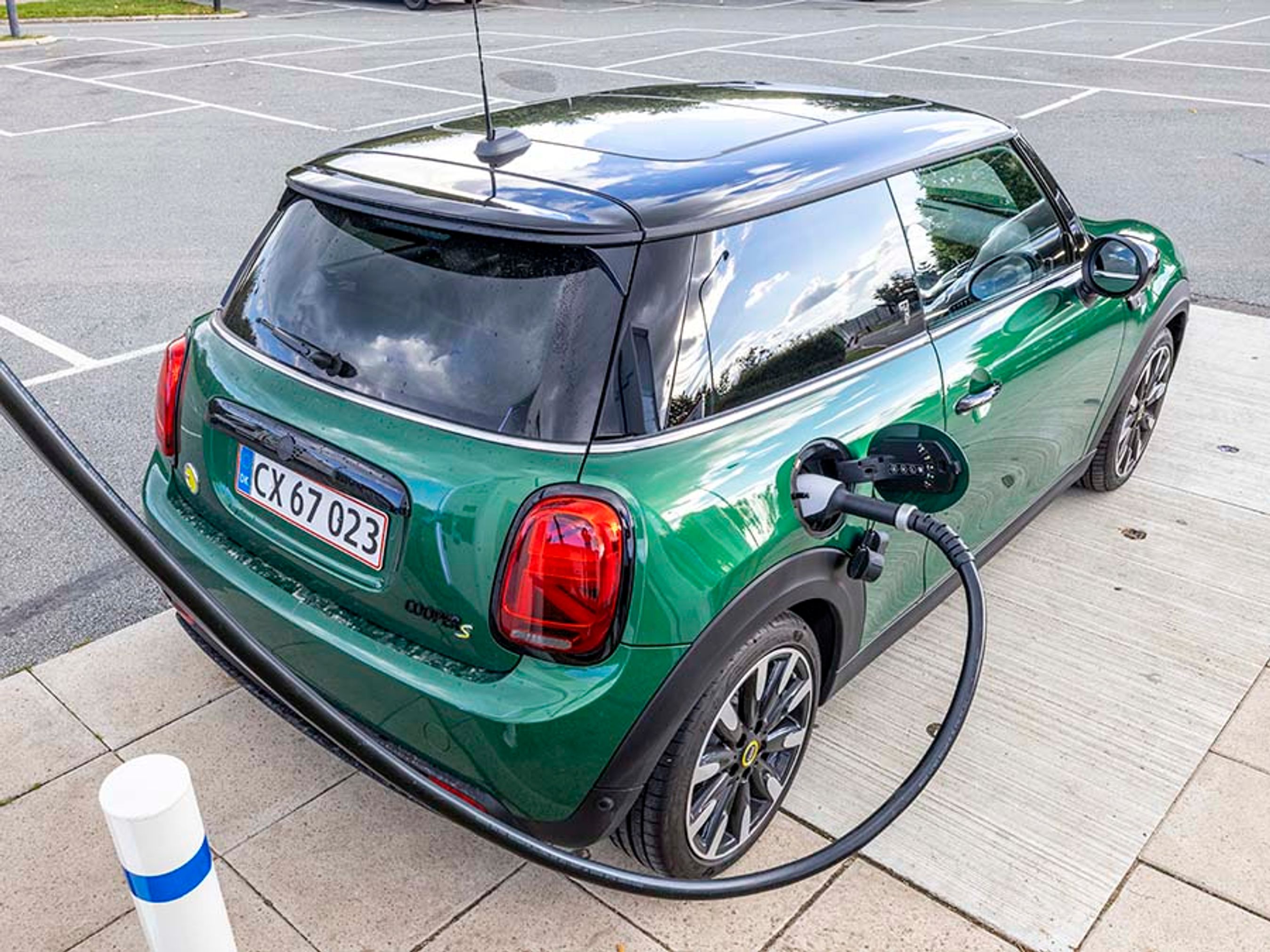 Der er fortsat et lille gult ”e”-logo på den elektriske udgave af Mini på bagklappen. Tidligere var der også et logo i kølergrillen, men det er forsvundet med faceliftet. 