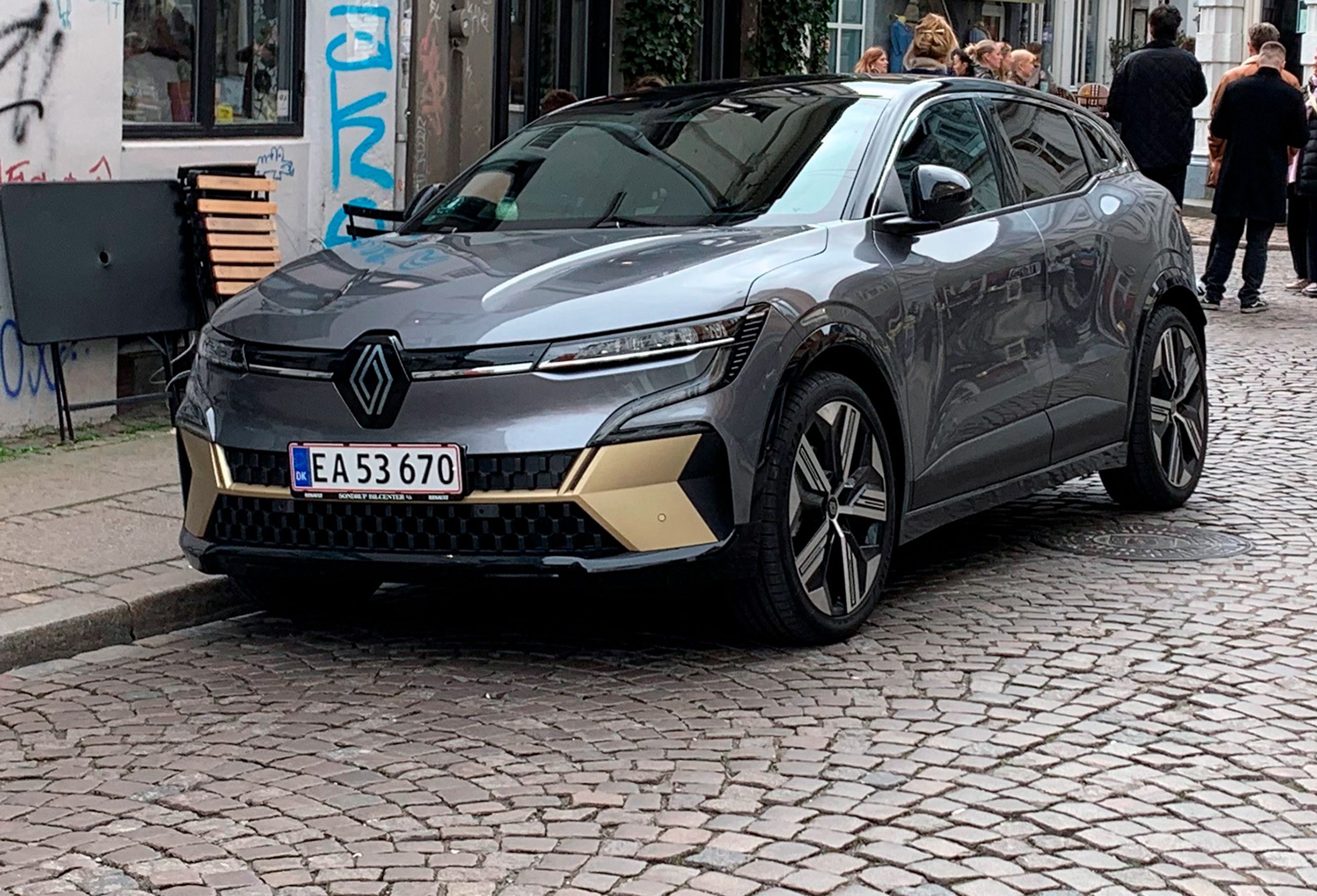 Renault Megane set forfra holdende på brosten.
