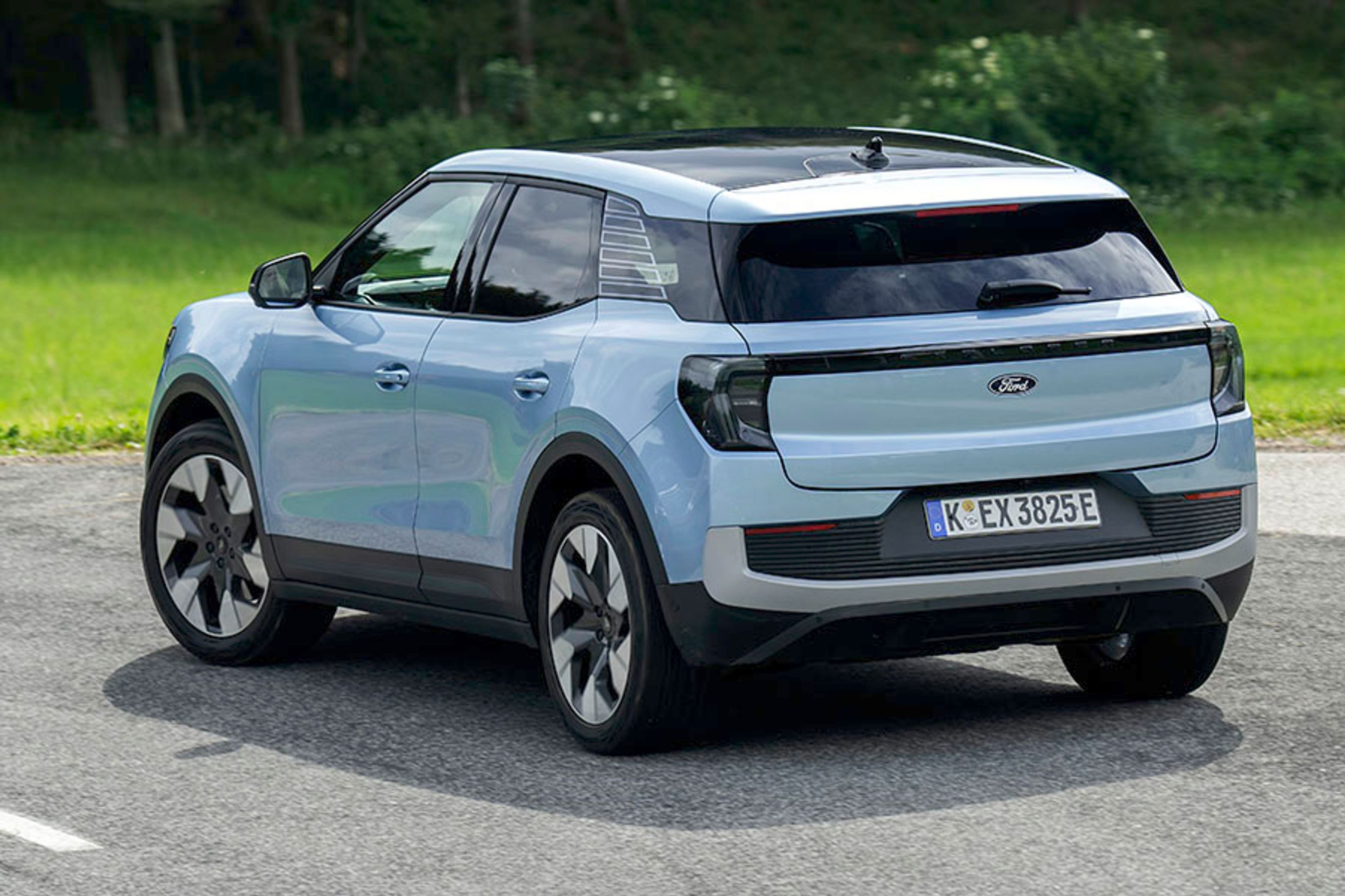 Ford Explorer ser ud robust med store flader og tydelige plastkanter rundt om hjulene. Glastag er ekstraudstyr. Bemærk de vellykkede dørhåndtag, der er meget enkle at betjene.