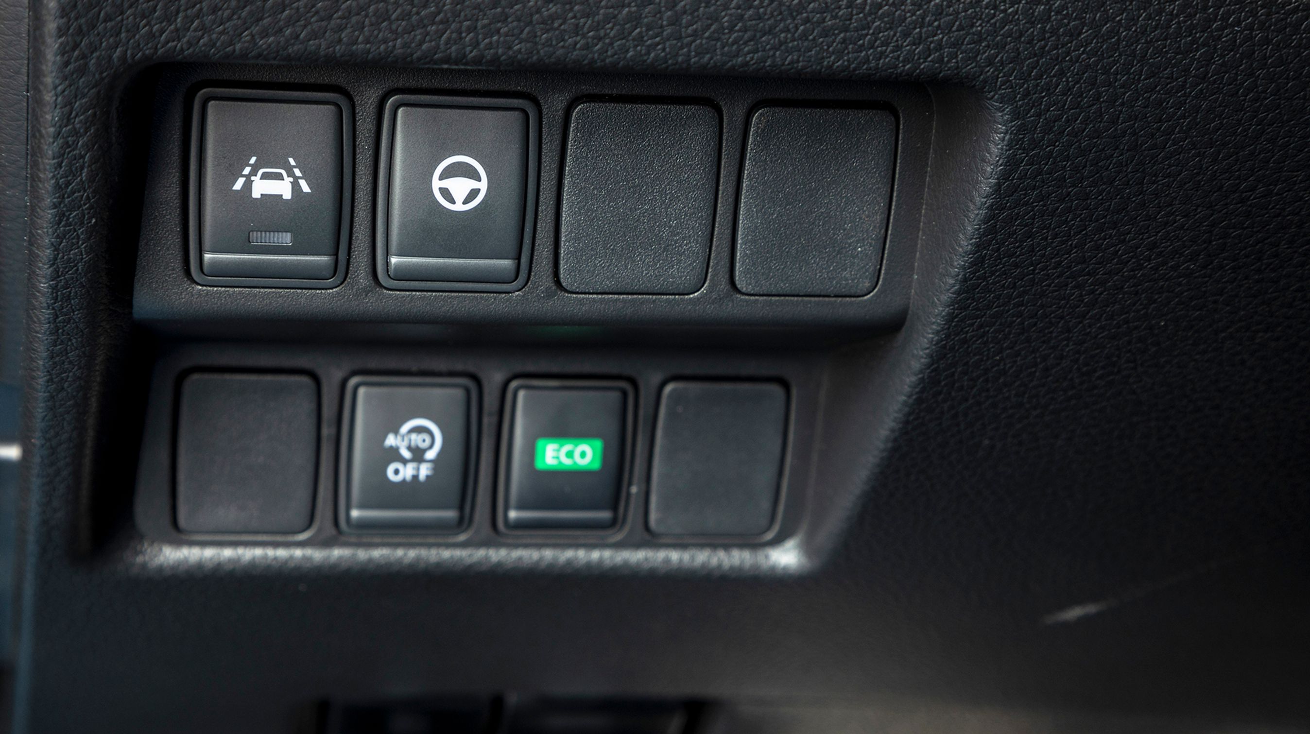 Fra knapperne til venstre fra rattet kan man slå styrehjælpen i ProPilot fra, og så har man alene funktionen fra den adaptive fartpilot. Det er en løsning man foretrækker på mindre veje.