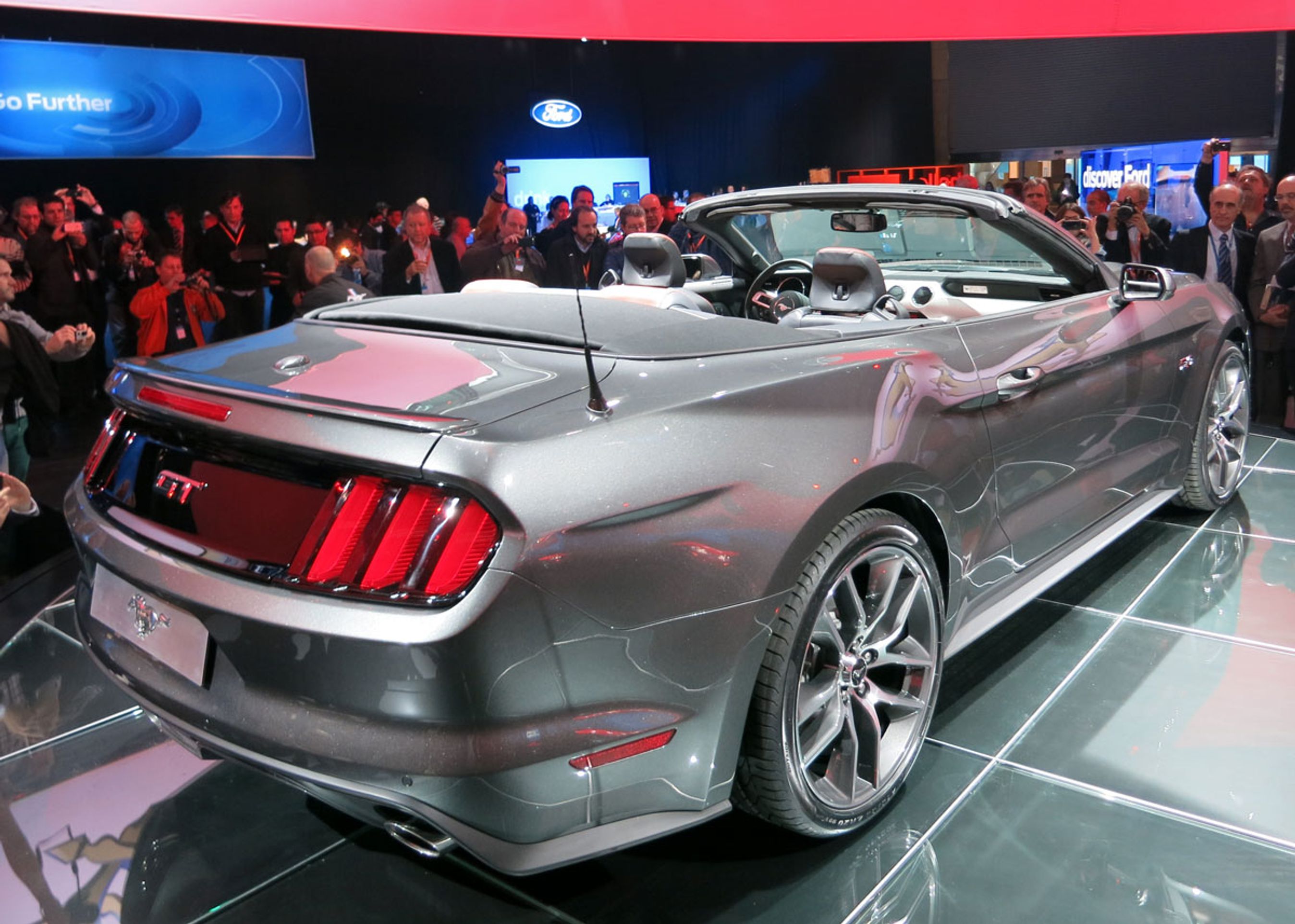 Ford Mustang kommer også som Convertible hvilket er den amerikanske betegnelse for en cabriolet. Den har i så fald stoftag, der glider fint ned bag bagsædet.