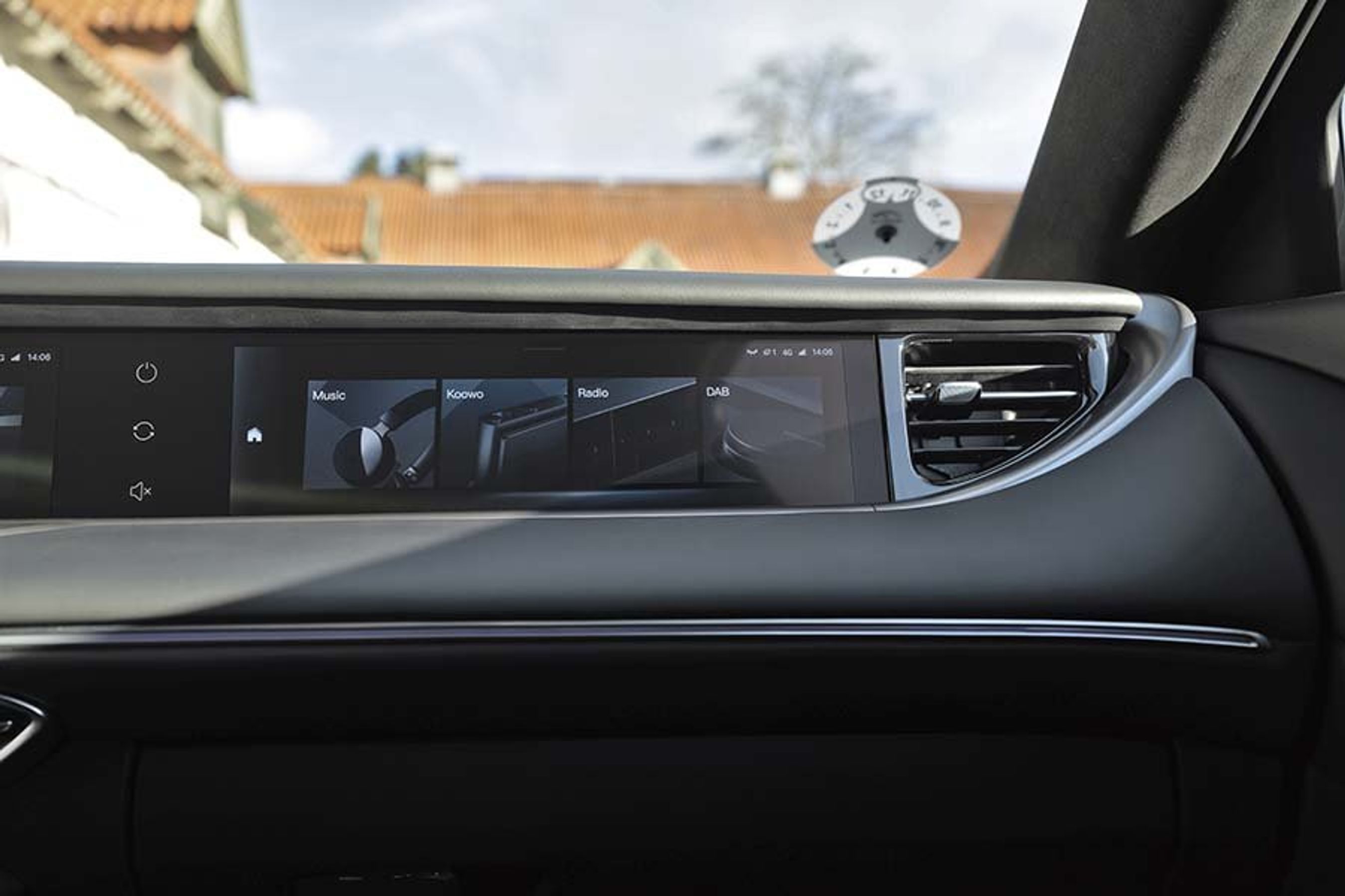 Ekstra skærm i passagersiden i en Voyah Free