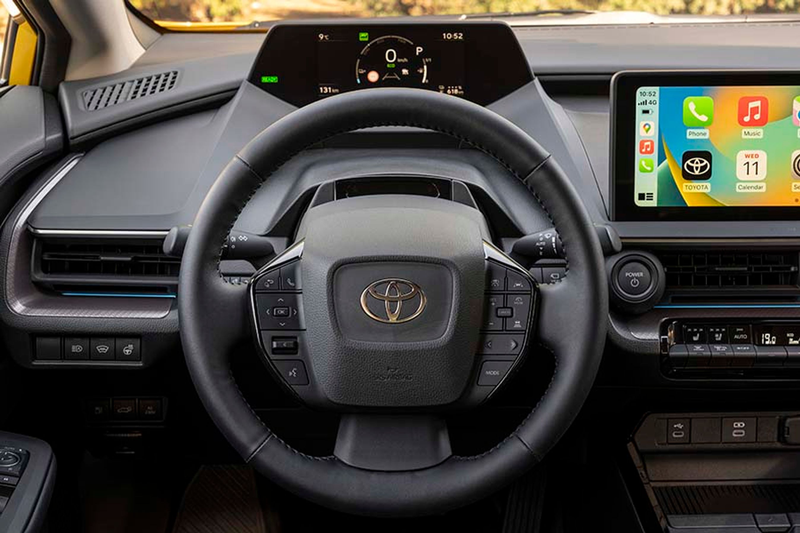 Rattet er justerbart op/ned og ud/ind, og er udformet omtrent som i elbilen bZ4X. Lige bag rattet holder et kamera øje med, om føreren er koncentreret om køreopgaven. I modsat fald lyder en advarsel og i yderste konsekvens bremser bilen selv op.