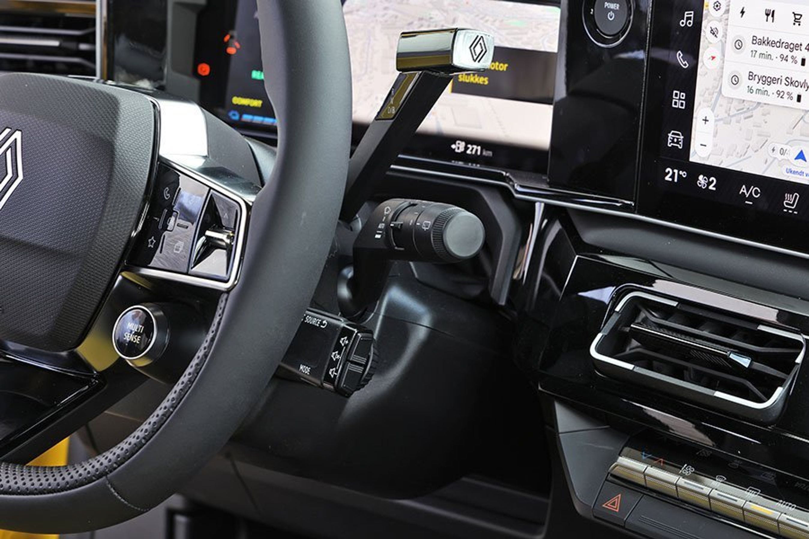 Tre stilke kæmper om pladsen ved rattet i en Renault 5