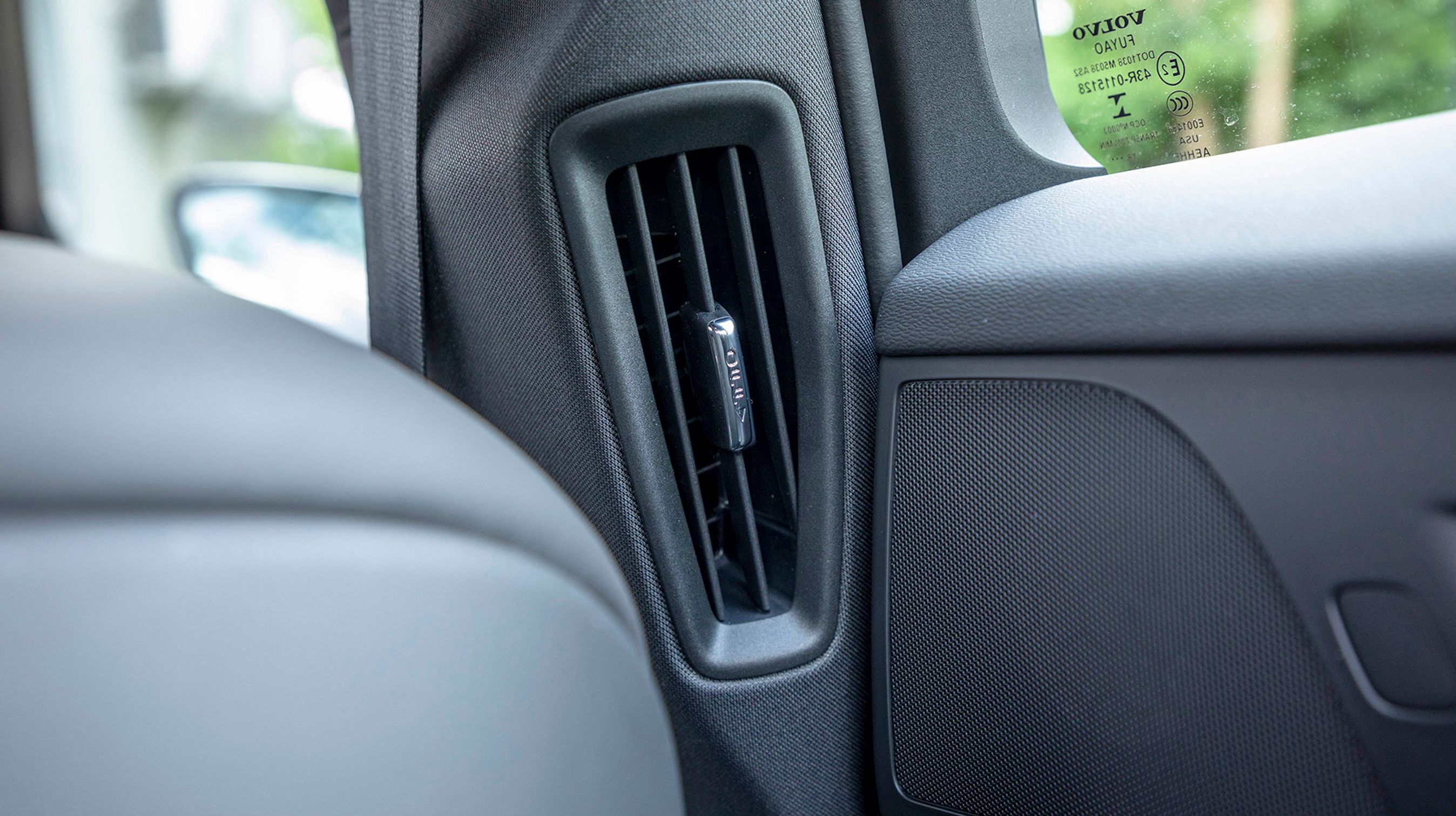 Der er friskluftdyser i dørstolperne, så også bagsædet passagerer kan få frisk luft under kørslen.