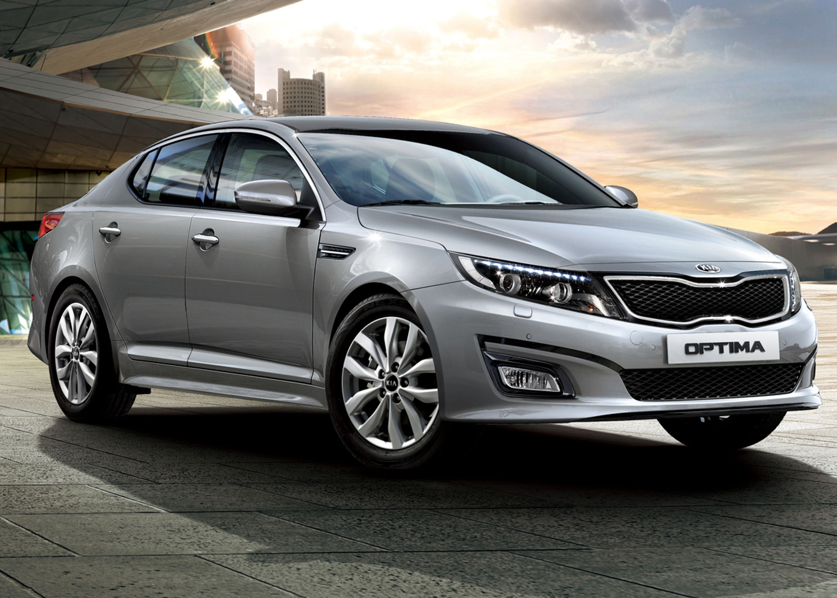 Kia Optima i den faceliftede udgave. Billedet øverst viser den oprindelige 2011-version.