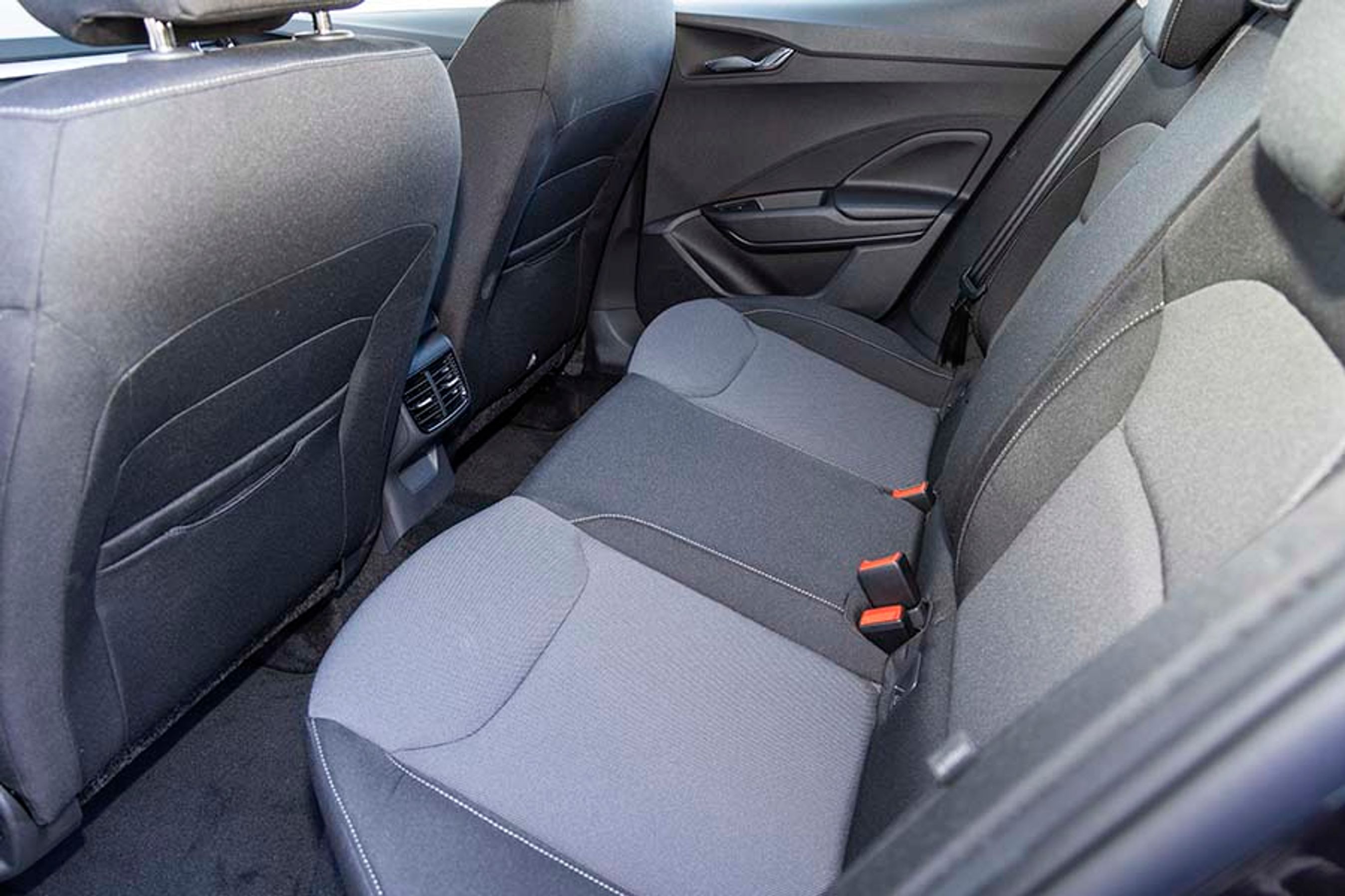 Der er god plads på bagsædet af Fabia, og så er der friskluftdyser mellem forsæderne, så risikoen for at blive køresyg på bagsædet er mindre.