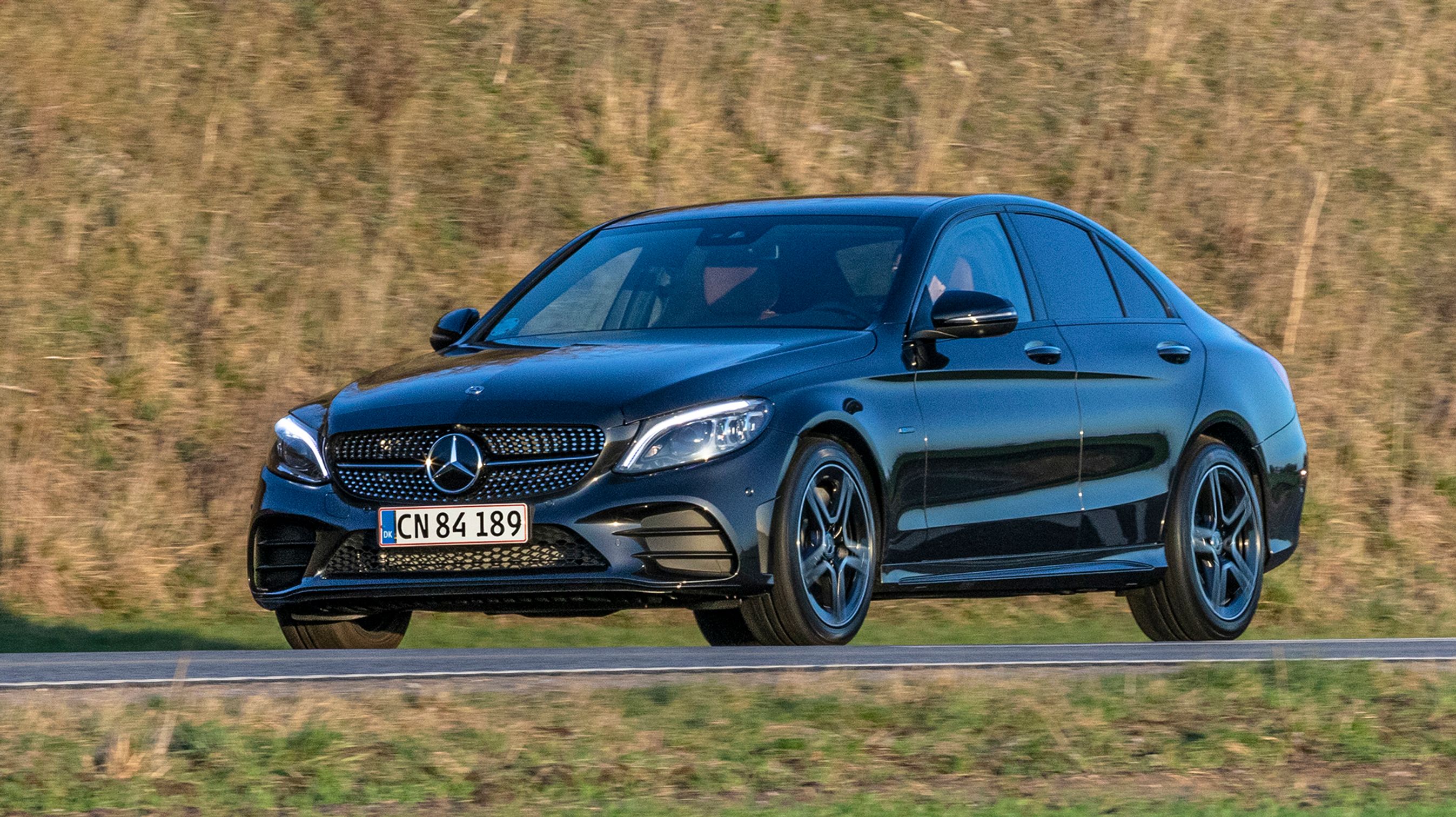 Fortil kan man kende en C-klasse på at den kun har en skrå kørelyslygte i hver side. 