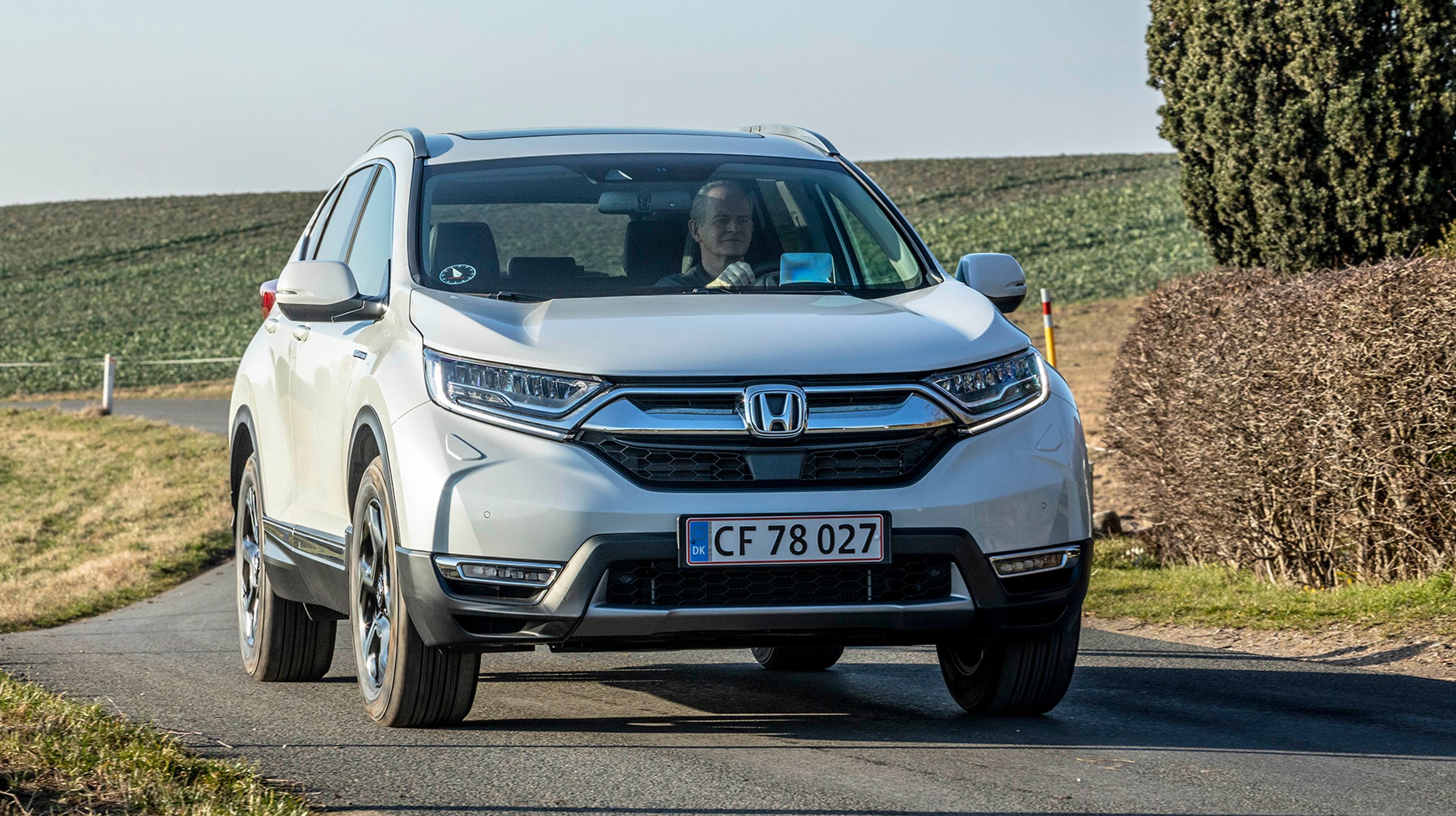 Honda CR-V fås nu som en hybridbil, hvor en elmotor står for den meste del af kørslen. Benzinmotoren sørger for, at der hele tiden er strøm på batteriet.