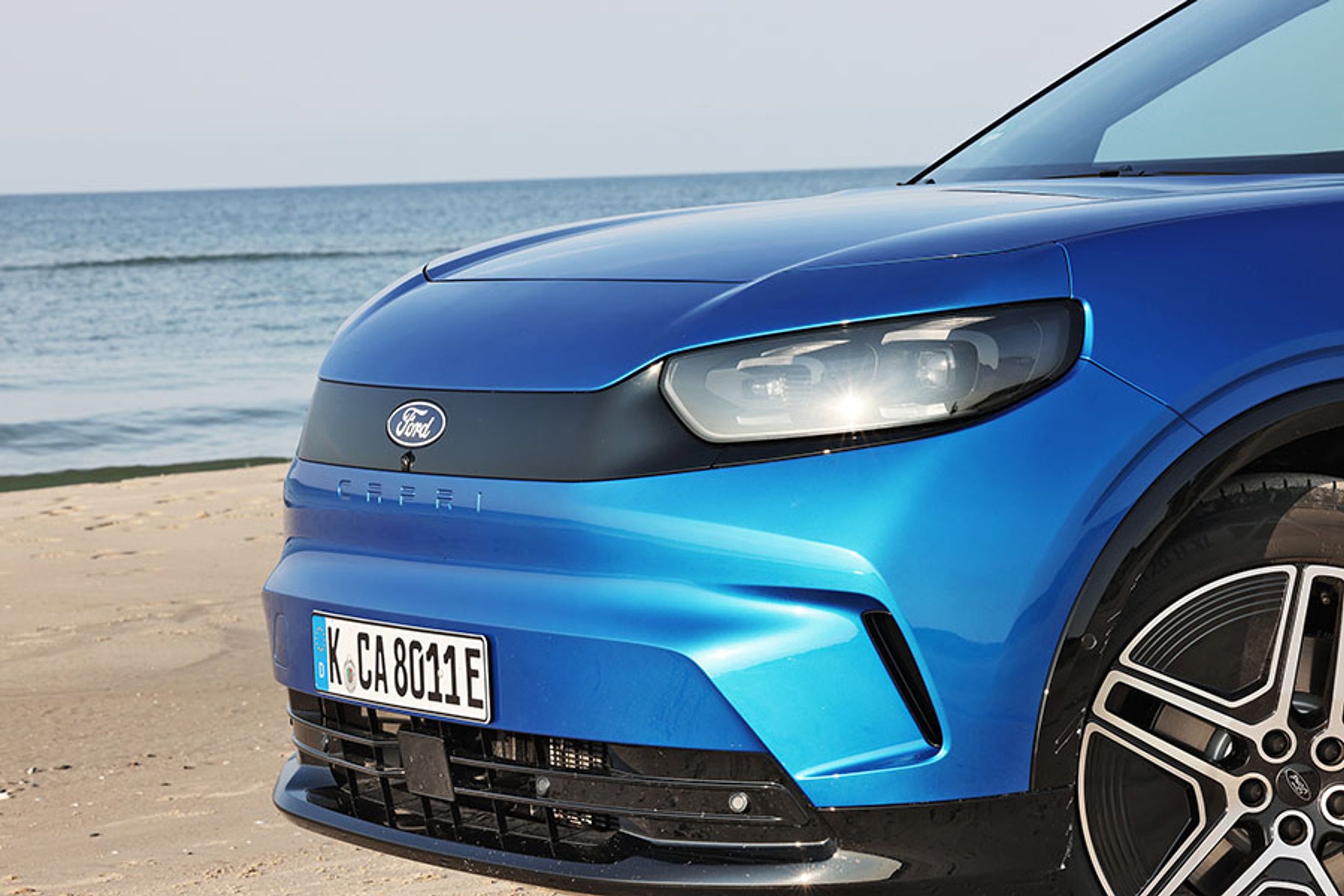 Fortil er CAPRI-navnet indstøbt som en del af stødfangeren. Det er en sjælden detalje, som giver bilen en egen og ganske synlig identitet.