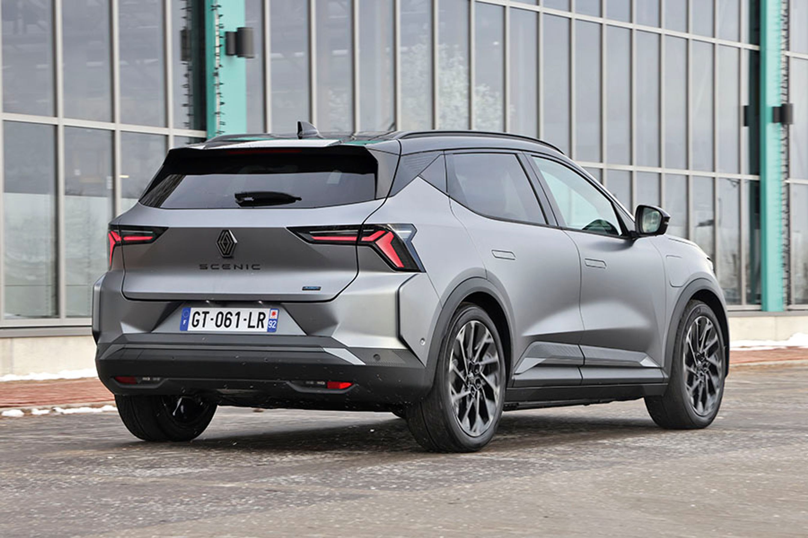 Der står ikke Renault men blot SCENIC bag på bilen. Det understreger, at Scenic er en model, der bærer på en tradition, der går mere end 25 år bagud.