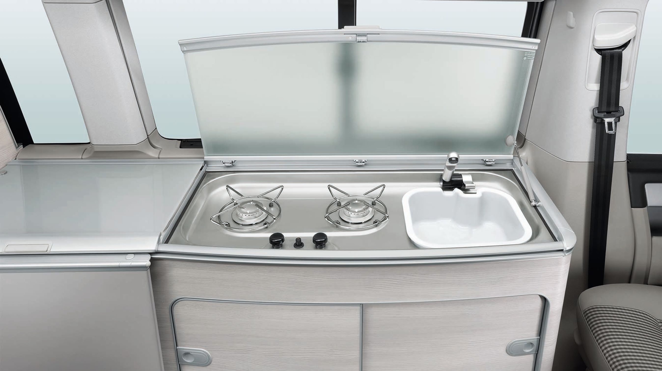 Der er indbygget to gasblus, et køleskab og en vask med vand  fra en indbygget vandtank. Det gør det let at lave mad undervejs.