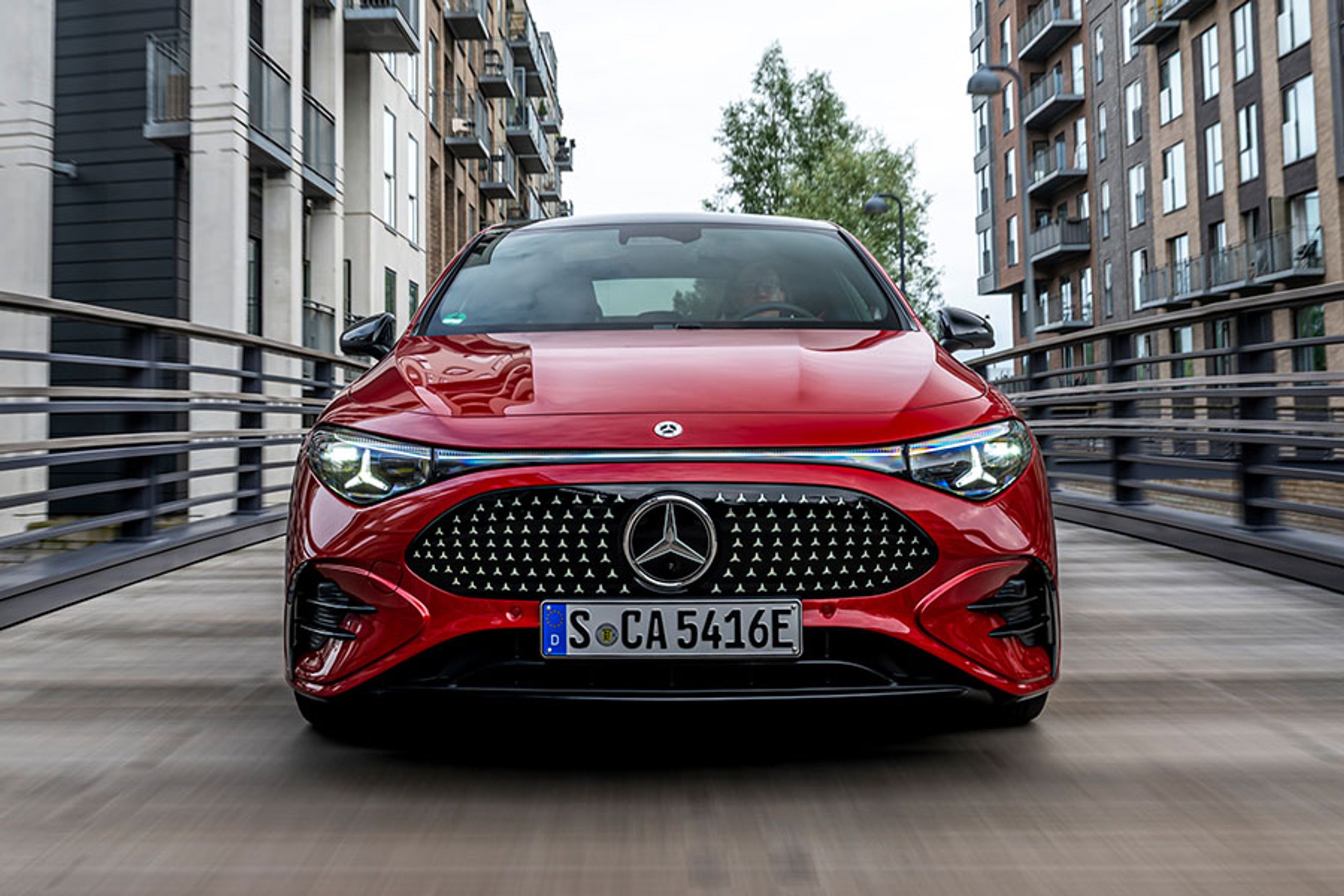 Når nærlyset er tændt, lyser alle stjernerne i fronten op inklusive den inderste del af det store logo i midten. Ringen udenom må ikke være tændt, når bilen kører.