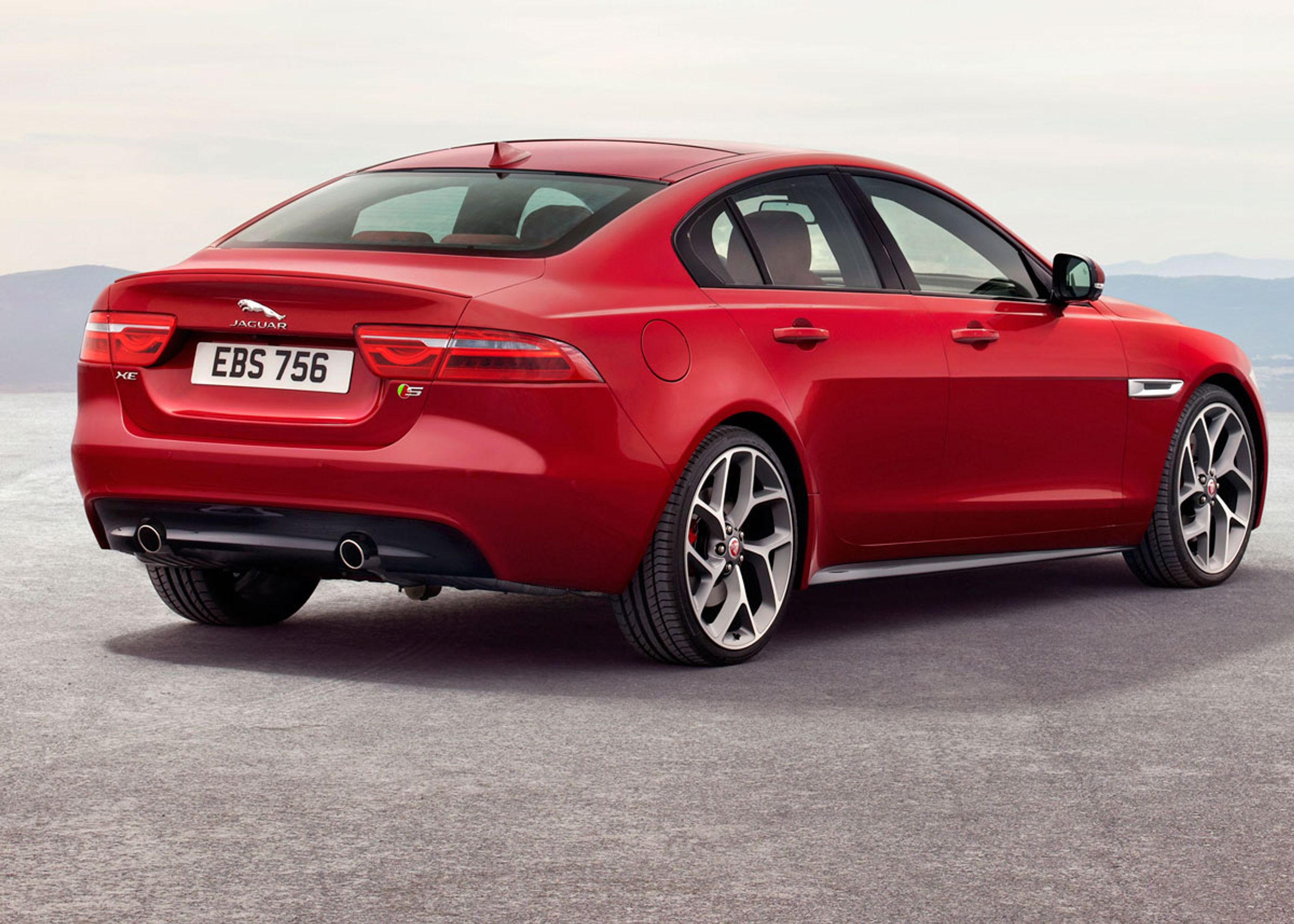 Jaguar XE er en klassisk sedan, omend med coupéagtig bagende. En stationcar og en SUV er også på vej.