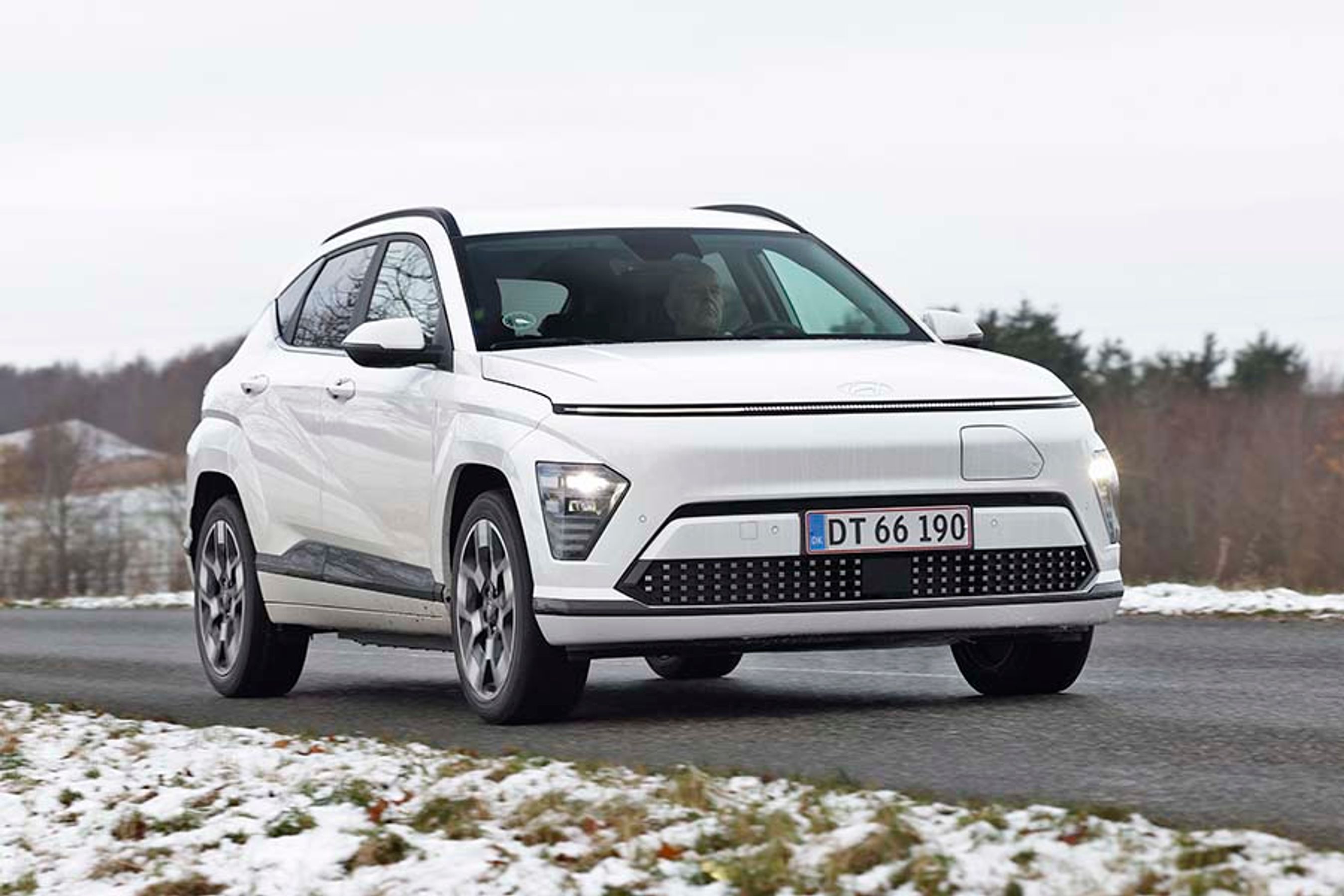 Den lille klap på fronten skjuler ladestikkene til bilen. Det er en praktisk placering til langsom ladning fordi man bare parkerer ind mod laderen og sætter stikket til. Men nogle lynladere er placeret på siden af bilen, og her er det mindre praktisk. 