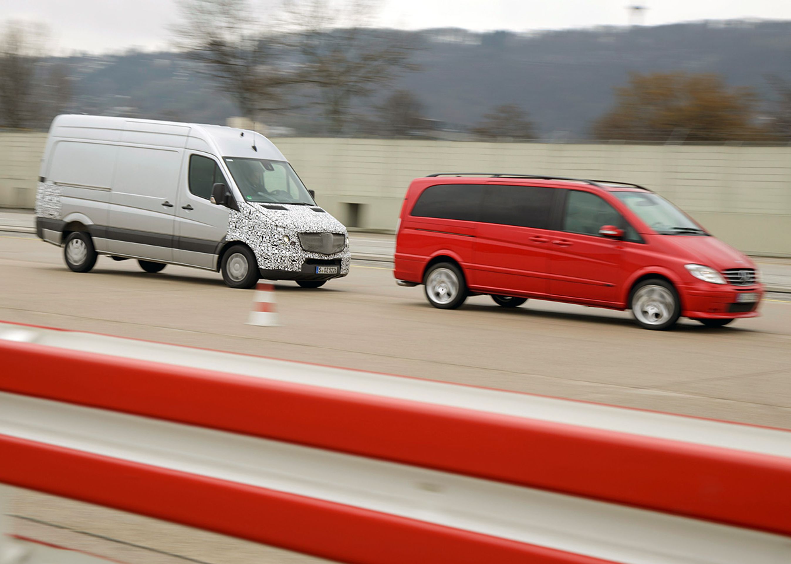 Sprinter fås nu med et sikkerhedssystem, der advarer om for kort afstand til forankørende eller andre farer - men bremser ikke selv.