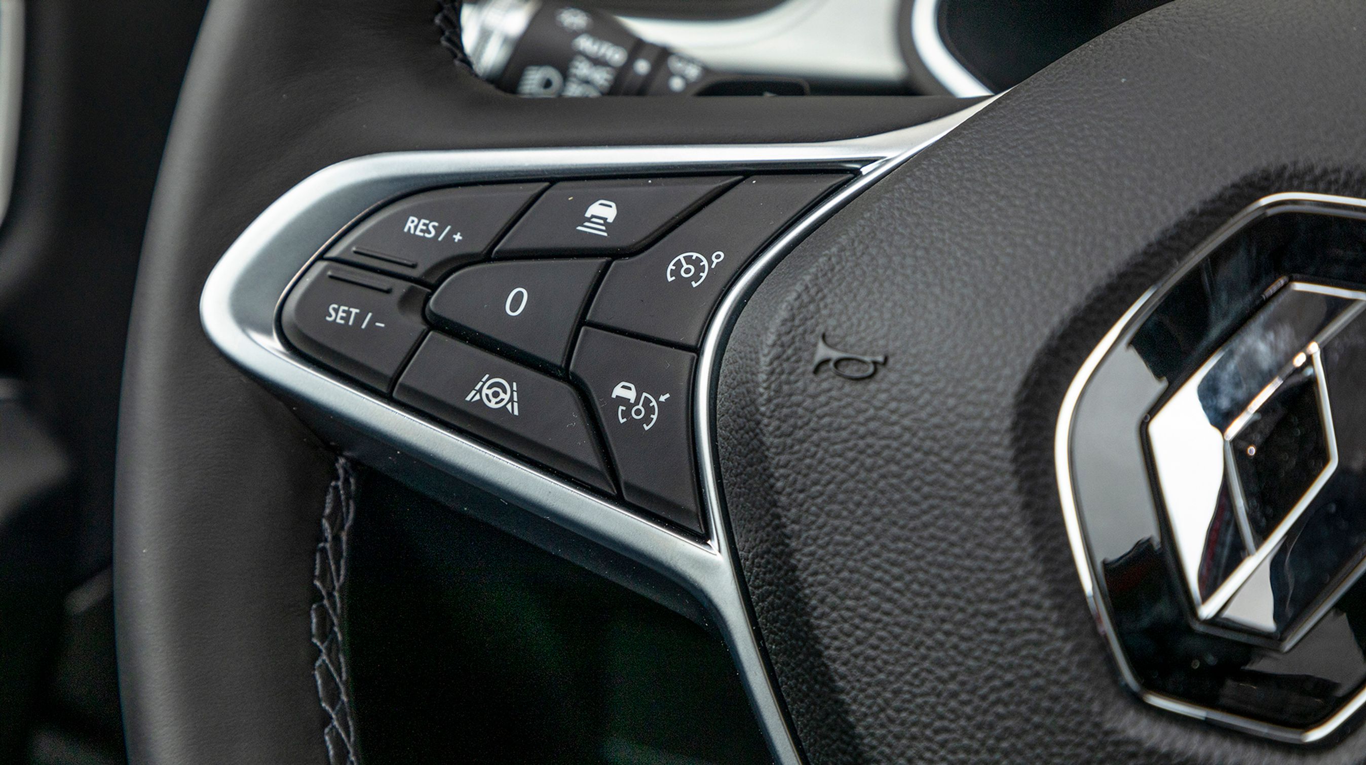 Adaptiv fartpilot er ikke standard, men skal tilkøbes. I en førerassistentpakke fås det til 7.900 kr. inklusive blindvinkelalarm og en avanceret styrehjælp.