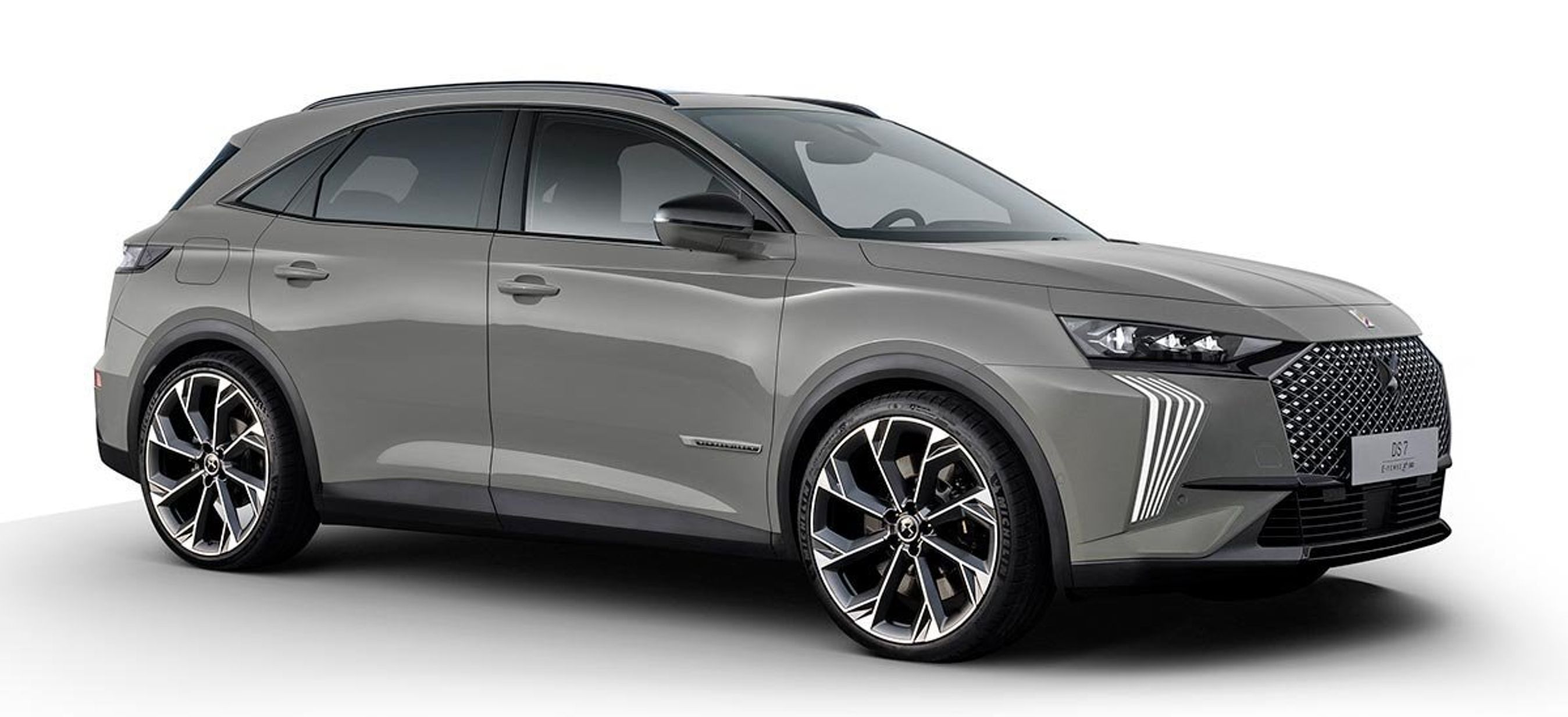 Et kendetegn for DS Automobile er de lodrette kørelys. DS 7 er udstyret med fire vertikale linjer af lys med hver 33 LED-enheder på hver side af fronten.