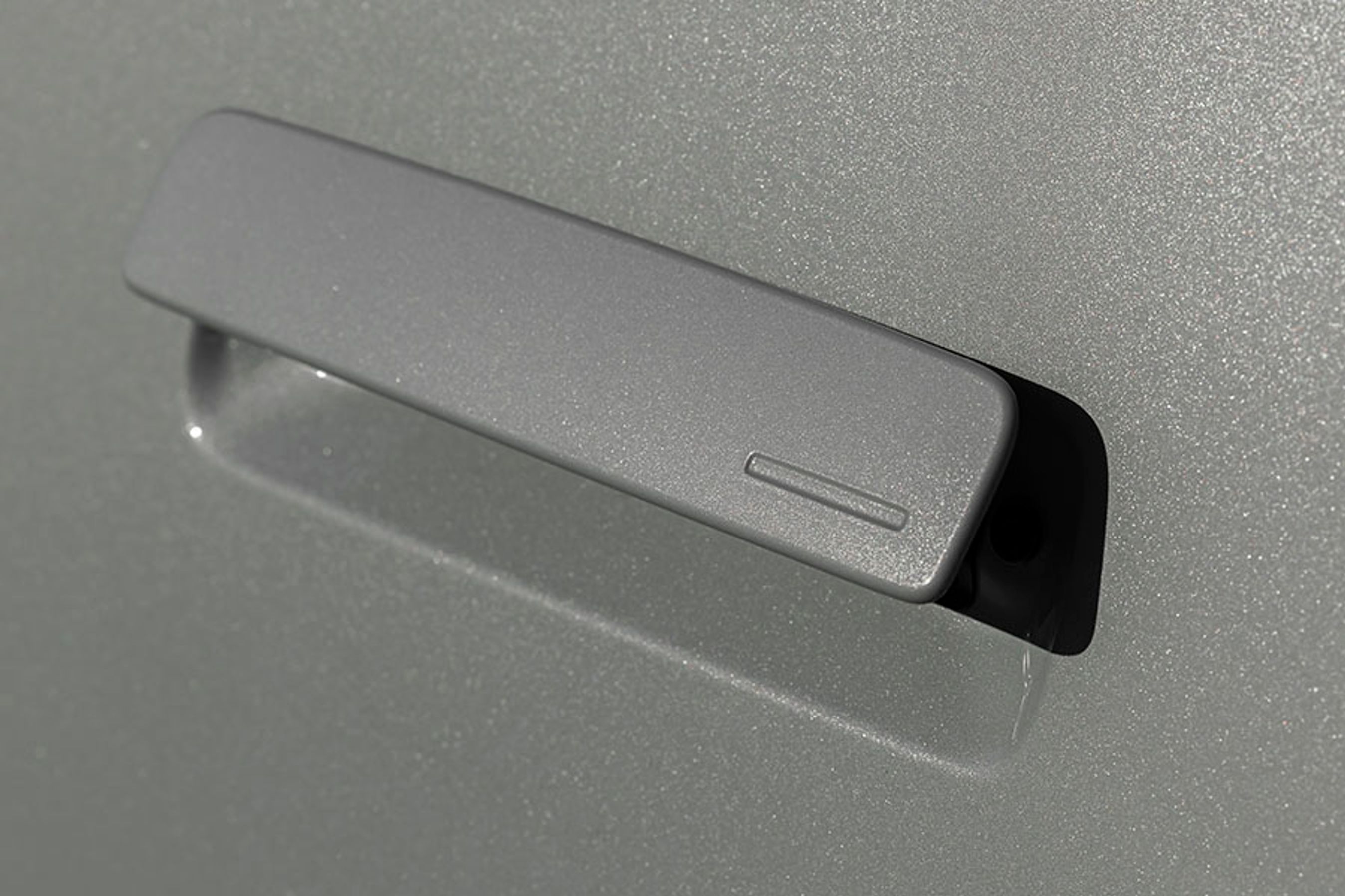 Dørhåndtagene vipper ud, men forbliver ude, så længe bilen ikke er låst. Dermed er det let at komme ind i bilen, selvom man ikke har nøglen på sig, hvilket er smart på en ladestation eller ved at kort pitstop.