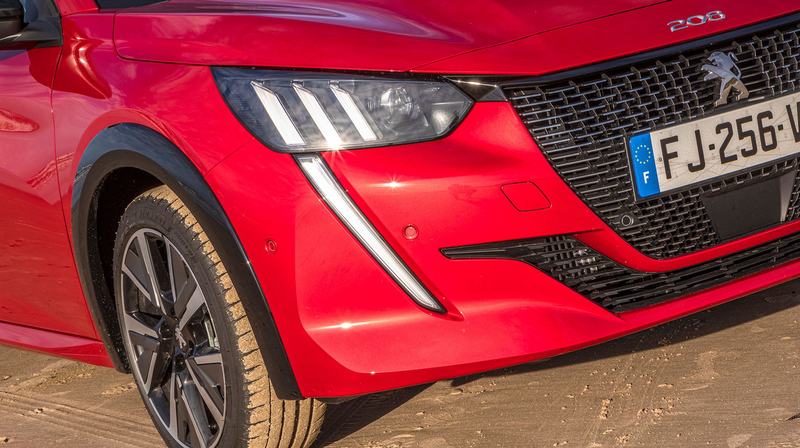 Fortil er der LED-forlygter, og i denne GT-Line er der lodrette LED-kørelys, der giver bilen en letgenkendelig front.