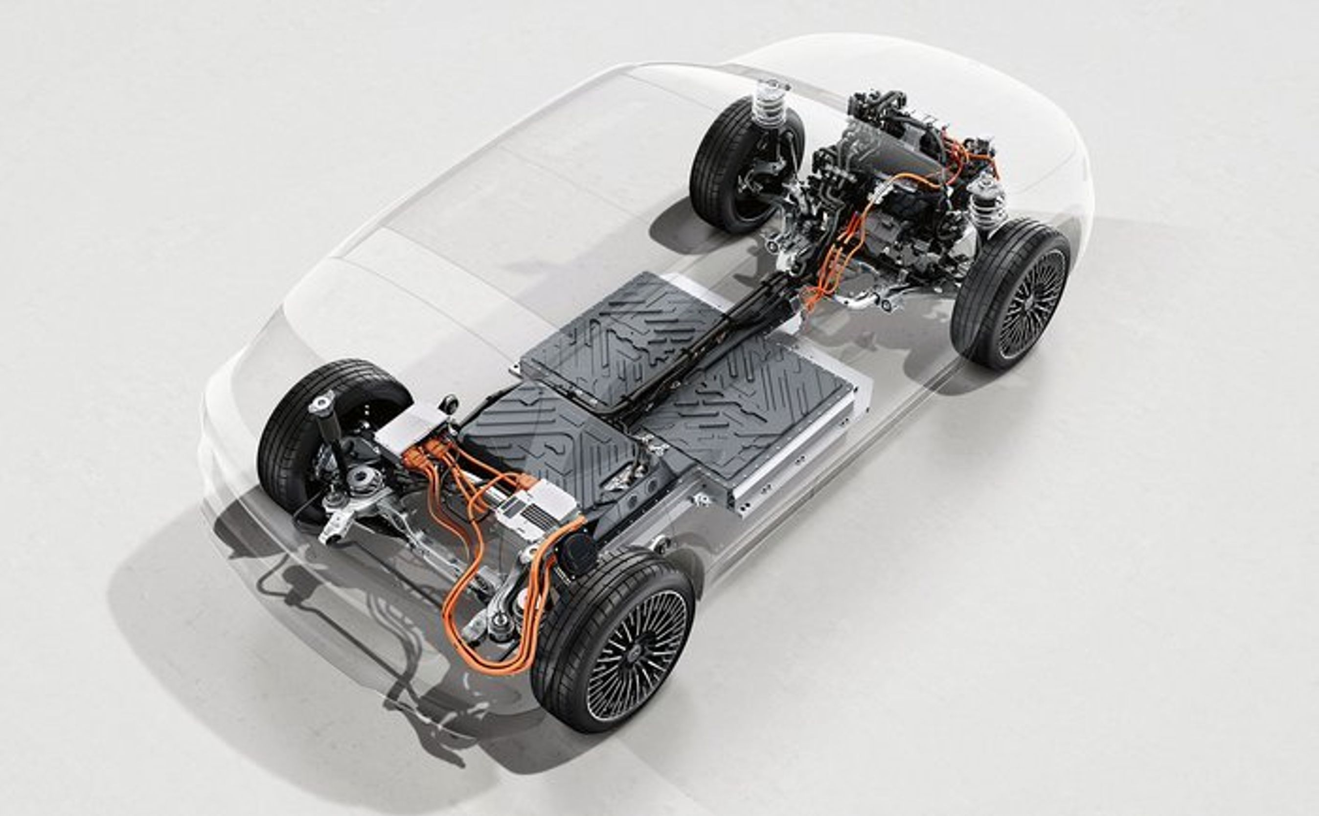> Elmotoren er i grundudgaven placeret ved forhjulene, men der kommer > også en udgave med endnu en motor ved baghjulene. Batteriet er på 66,5 > kWh i denne forhjulstrukne version, mens vi endnu ikke kender > batteristørrelsen i den firehjulstrukne udgave.
